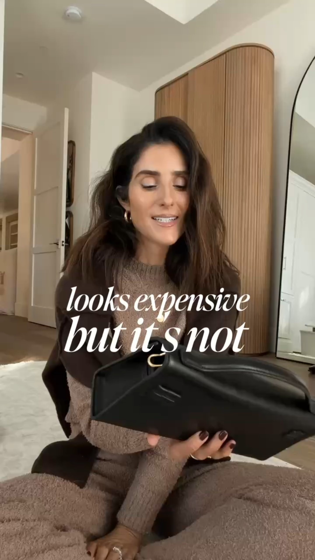 This bag just arrived and I’m loving it! Would make such a great gift but it’s also perfect for this time of year for you to enjoy for holiday parties. I’m just shy of 5-7” wearing the size small set #stylinbyaylin #aylin #bag #amazon 

#LTKFindsUnder100 #LTKBeauty #LTKootd