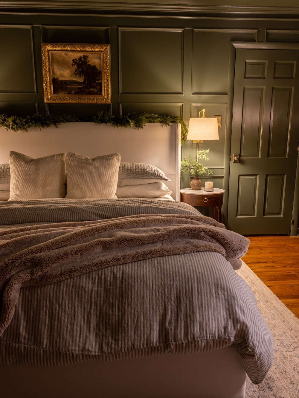 

#christmascountdown #christmasbedroom #cozy #bedroomdecor

#LTKHome