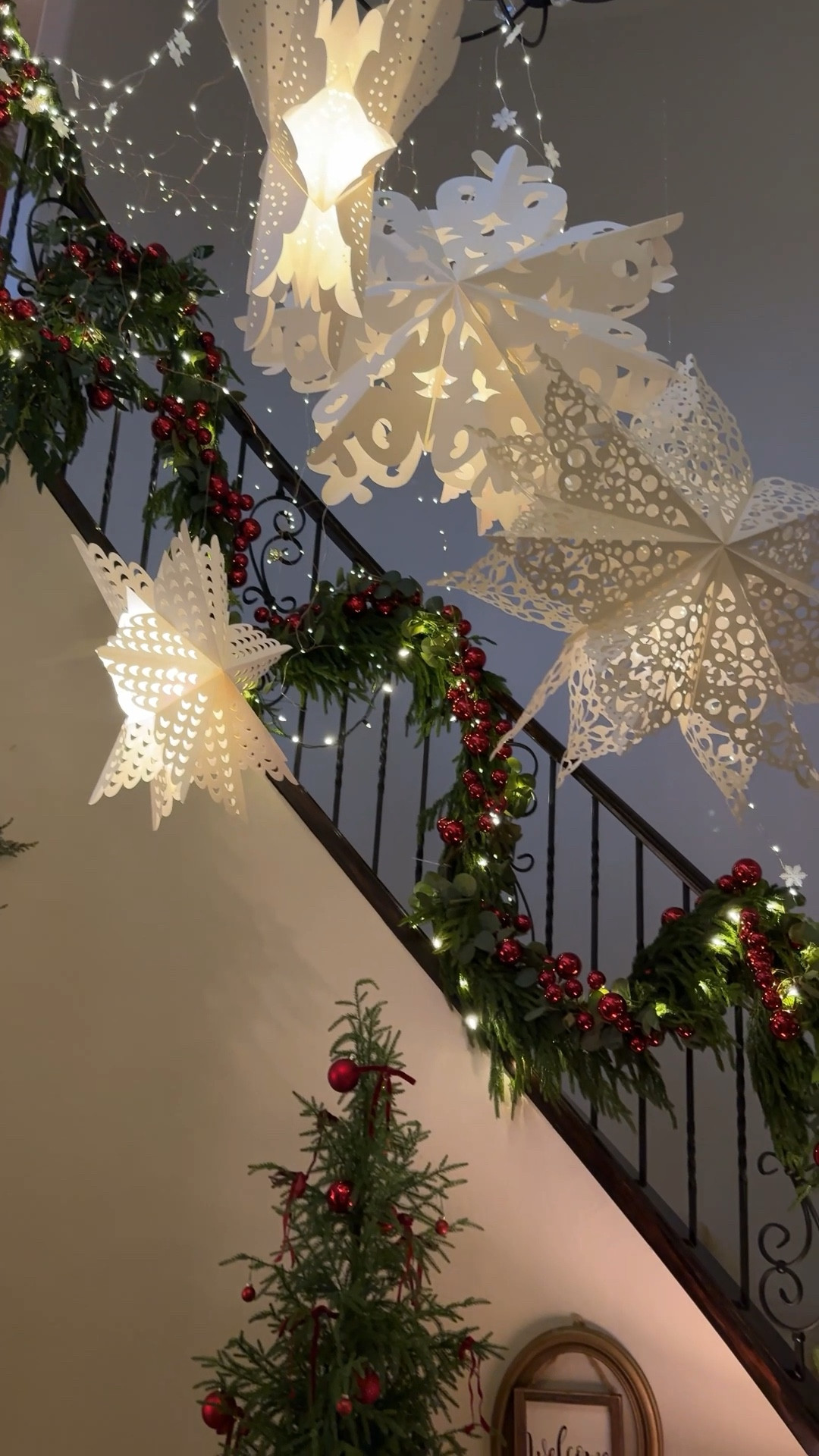 Christmas entryway 🎄


#snowflakes #stars #christmasdecor #fairylights #stringlights #garlands

#LTKHome #LTKHoliday #LTKSeasonal