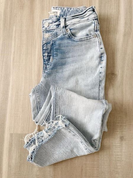 $15 JEANS!! This is the lowest I’ve ever seen my fun cropped straight jeans!! Use: EXTRA20 at checkout! True to size or size up! 

I’ll drop a pic in the comments with them on. 

Xo, Brooke

#LTKStyleTip #LTKSeasonal