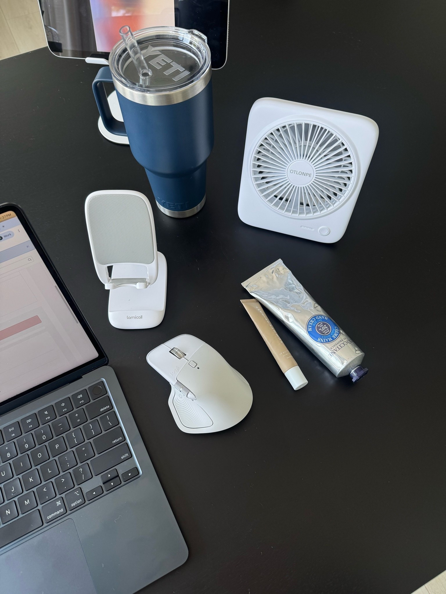 Desk essentials ✨