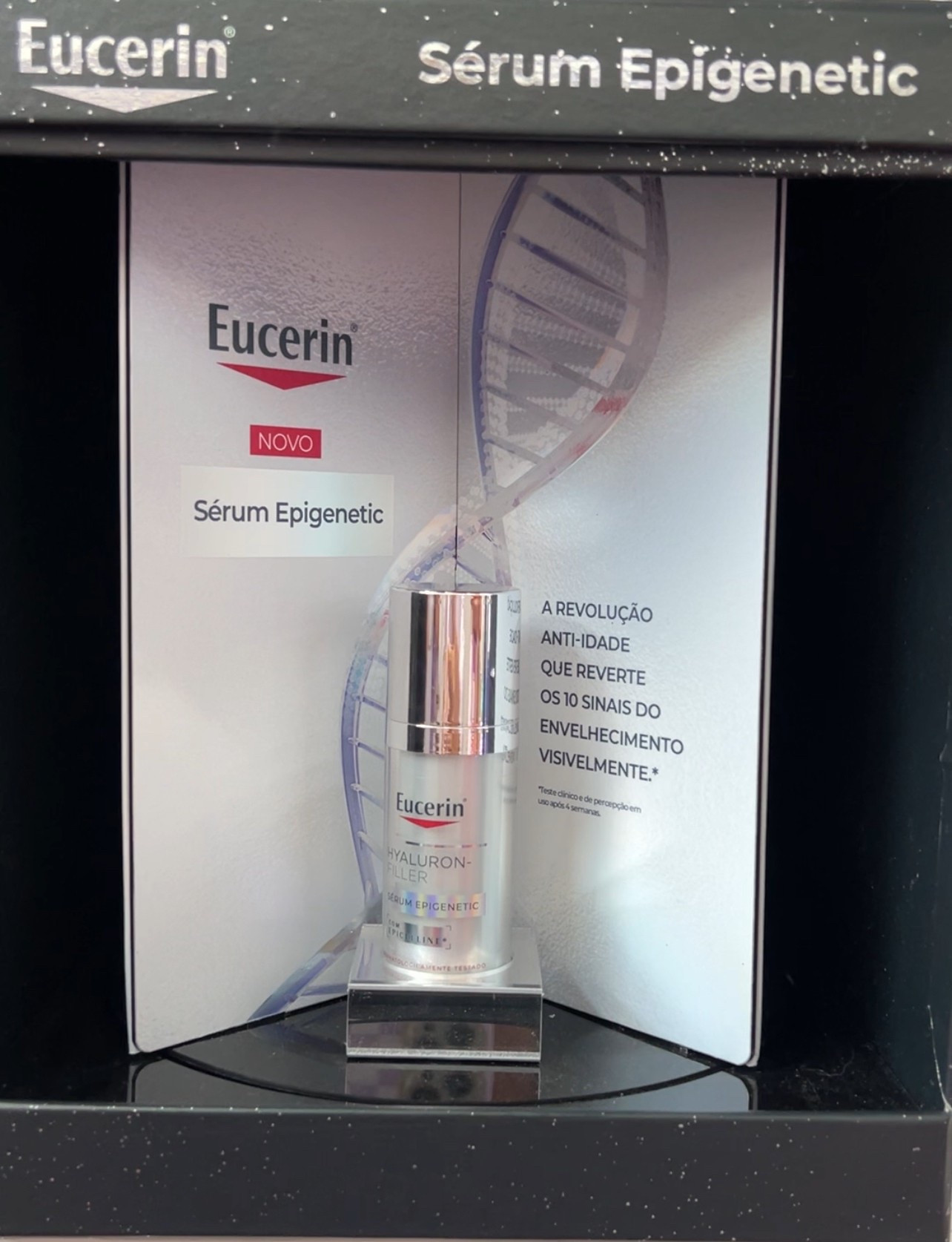 Sérum Antissinais Facial Eucerin Hyaluron-Filler Epigenetic é um produto revolucionário no cuidado das peles maduras. Após 15 anos de pesquisa epigenética, a Eucerin descobriu como reativar genes de juventude silenciados, com base na tecnologia patenteada Age Clock. O sérum é formulado com Epicelline® – um ingrediente revolucionário – que ajuda a reverter os sinais da idade. Ele reativa genes silenciados, reverte e previne alterações epigenéticas, além de rejuvenescer a pele.

#LTKbolsa #LTKbeleza #LTKbrasil