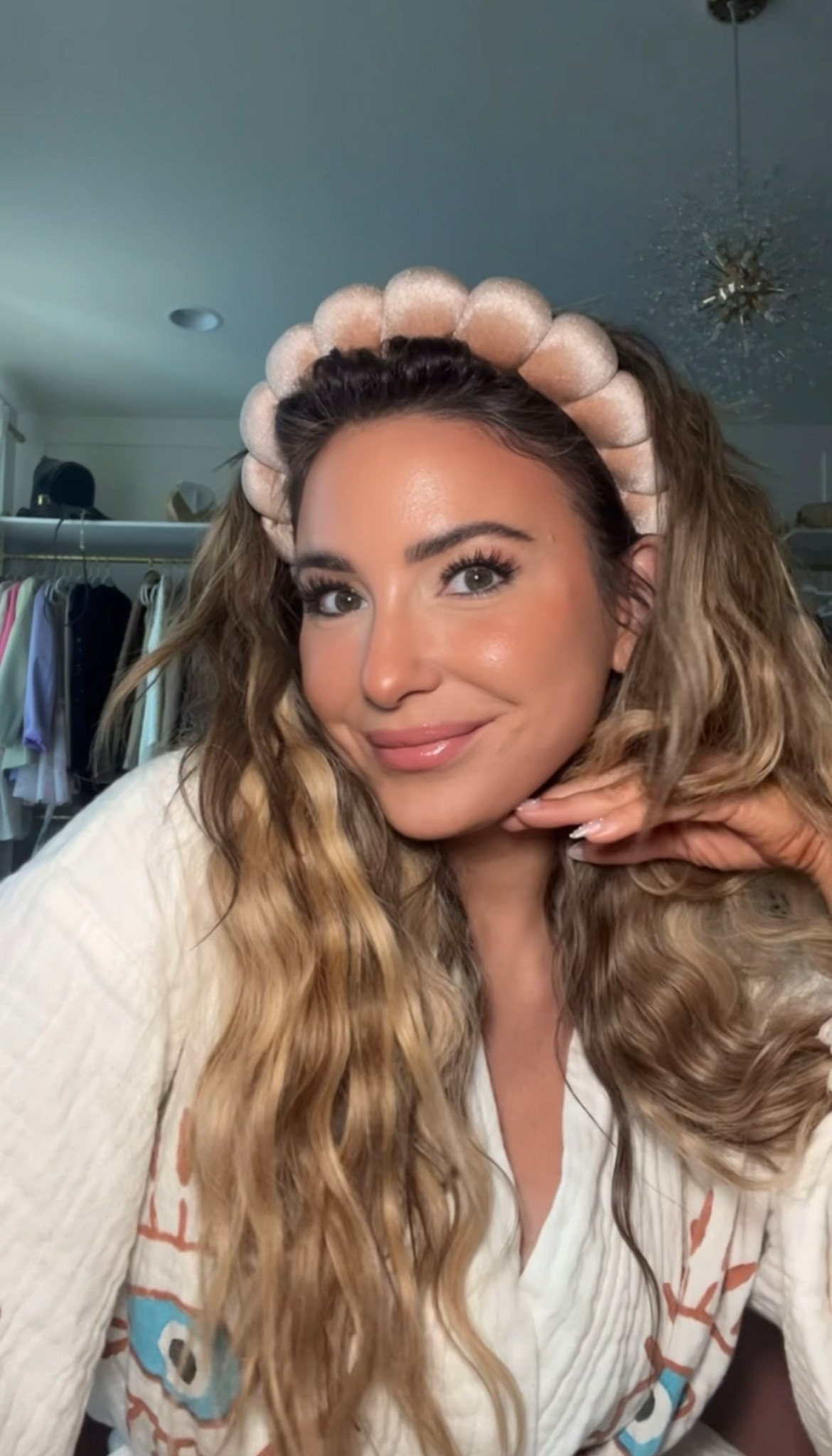 SHADES 💋💅🏼

 - shades medium & deep glow mixed
Foundation 445 
Concealer c1 light pale
Contour deep cinnamon 
Blush rose d oro
Eyebrow pencil medium brown
Lip liner Sienna 
Lipstick Abu Dhabi 
Lipgloss glazed almond 