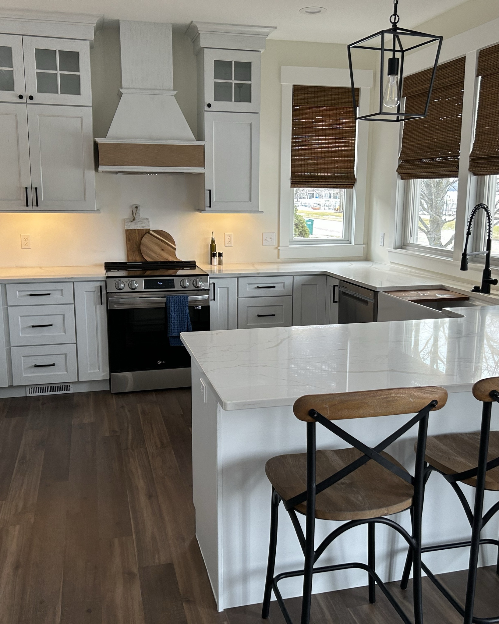 Modern farmhouse vibes in our Oasis kitchen. White and black and a touch of wood… I found similar barstools finally, one of the most frequent questions I get asked!
#modernfarmhousekitchen
#kitchendecor
#counterbarstools
#kitcheninspo

#LTKHome