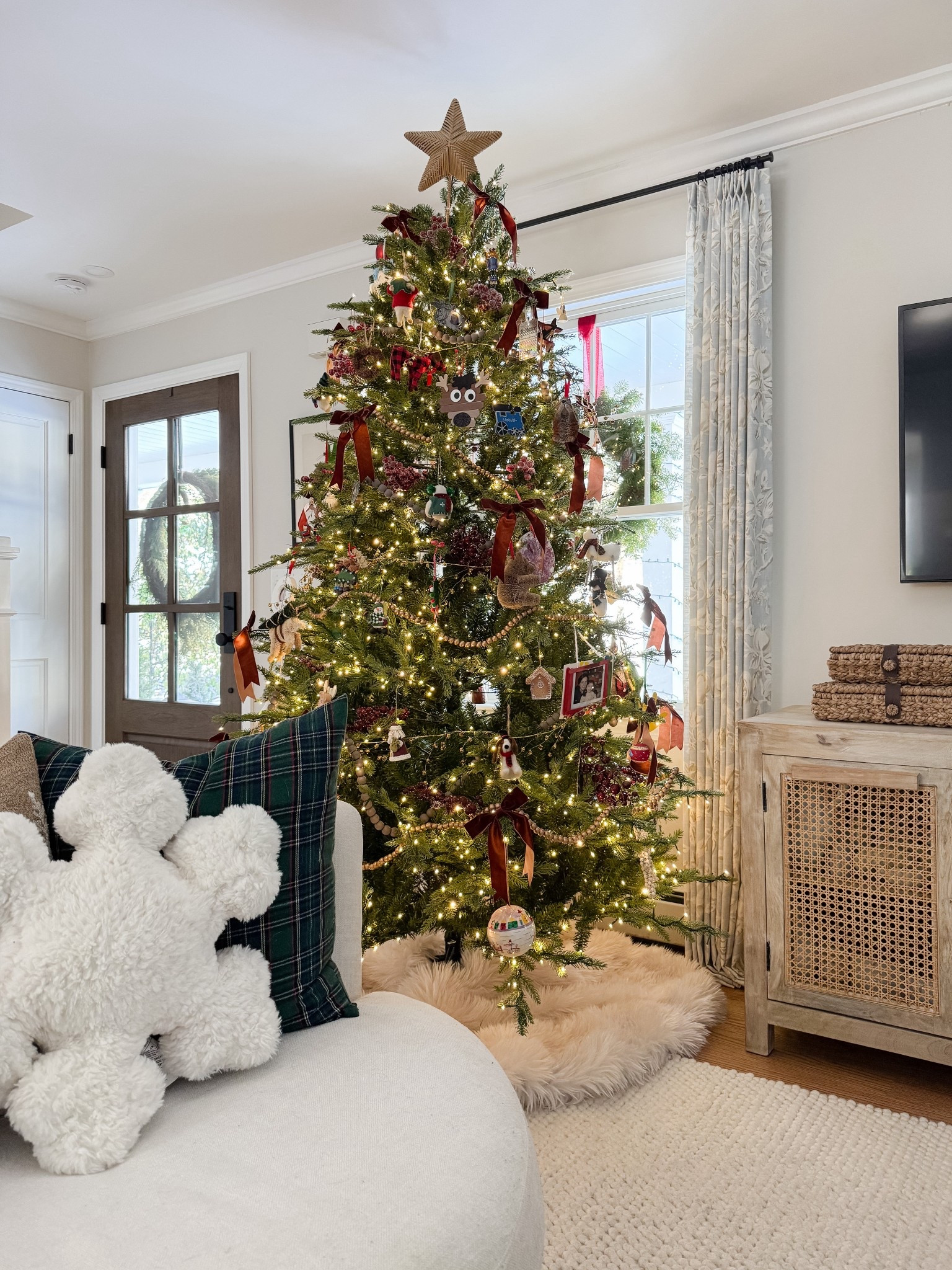 Classic Christmas living room styling holiday home home decor home favorites cozy Christmas tree styling neutral home coastal decor sherricalnanhome

#LTKHome #LTKHoliday