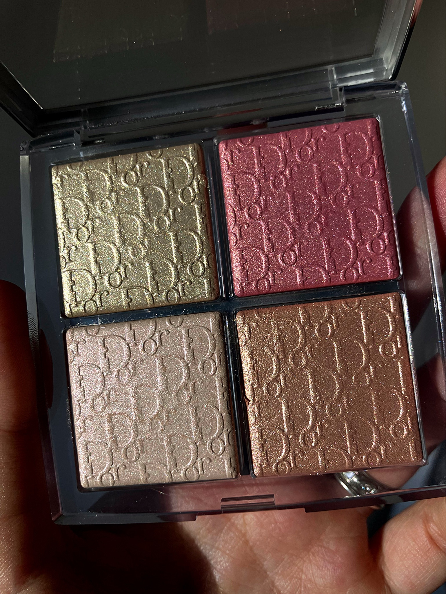 Dior Backstage 004 ✨
.
Escolhi essa combinação de tons porque além de ser a que mais se encaixa em peles claras como a minha, ela é simplesmente um espetáculo a parte de brilho 🤤😍
.
#DiorBackstage #DiorBeauty 

#LTKbeauty