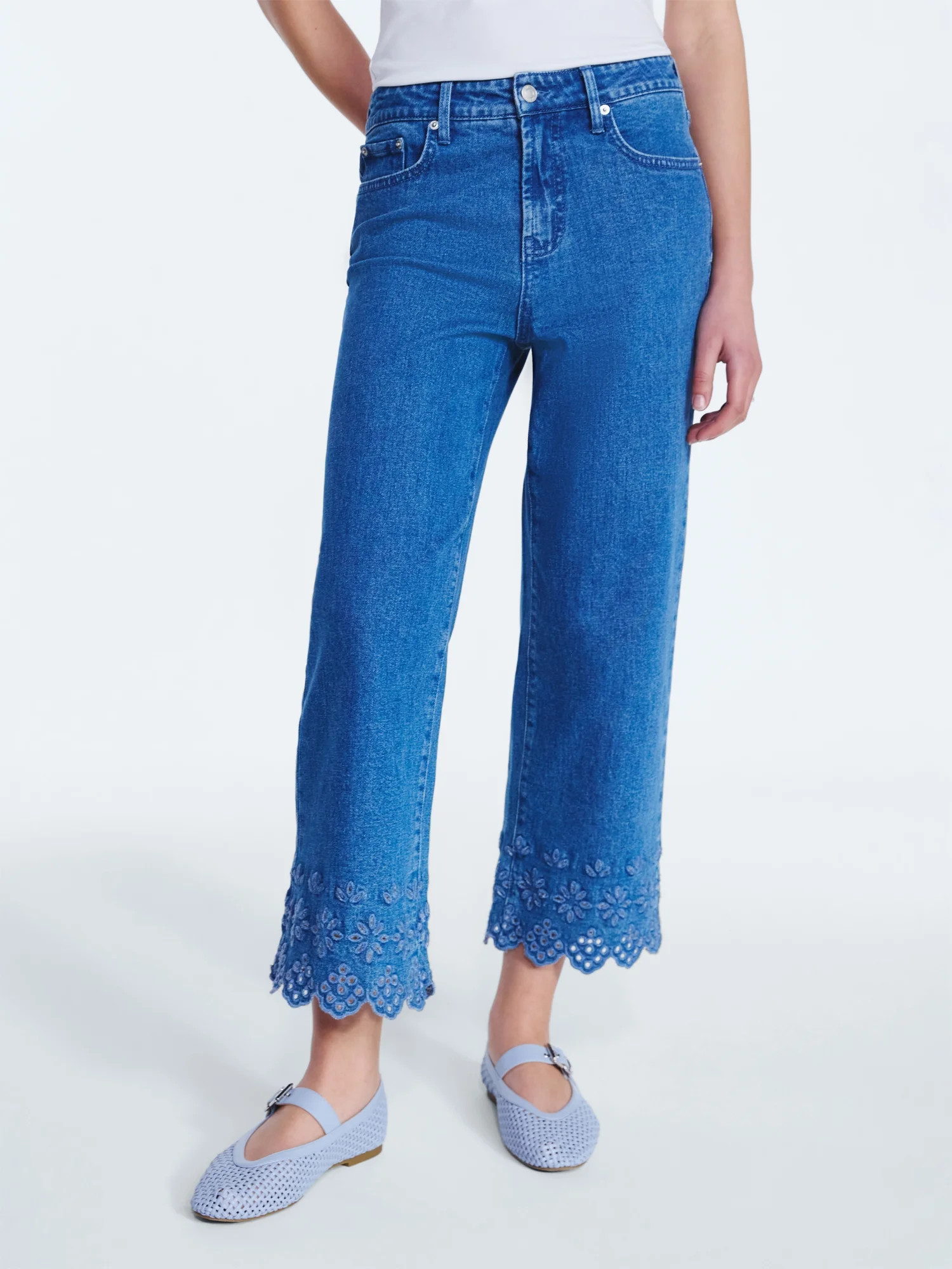 Free Assembly Women's and Women's Plus Embroidered Eyelet Cropped Jeans, 28" Inseam, Sizes 0-26W | Walmart (US)