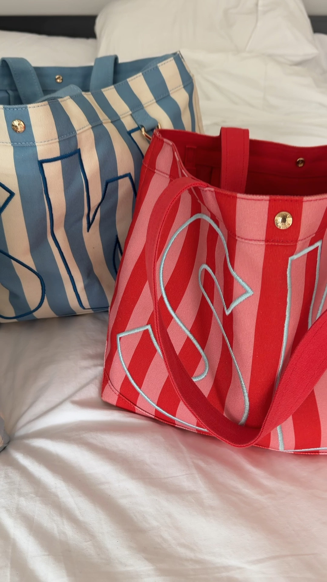 Yes, yes I know I’m like a broken record, but you have to see the color that Sadie has on her bag the light blue and coral👏🏻👏🏻⭐️👏🏻

#LTKootd #LTKSeasonal #LTKvlog