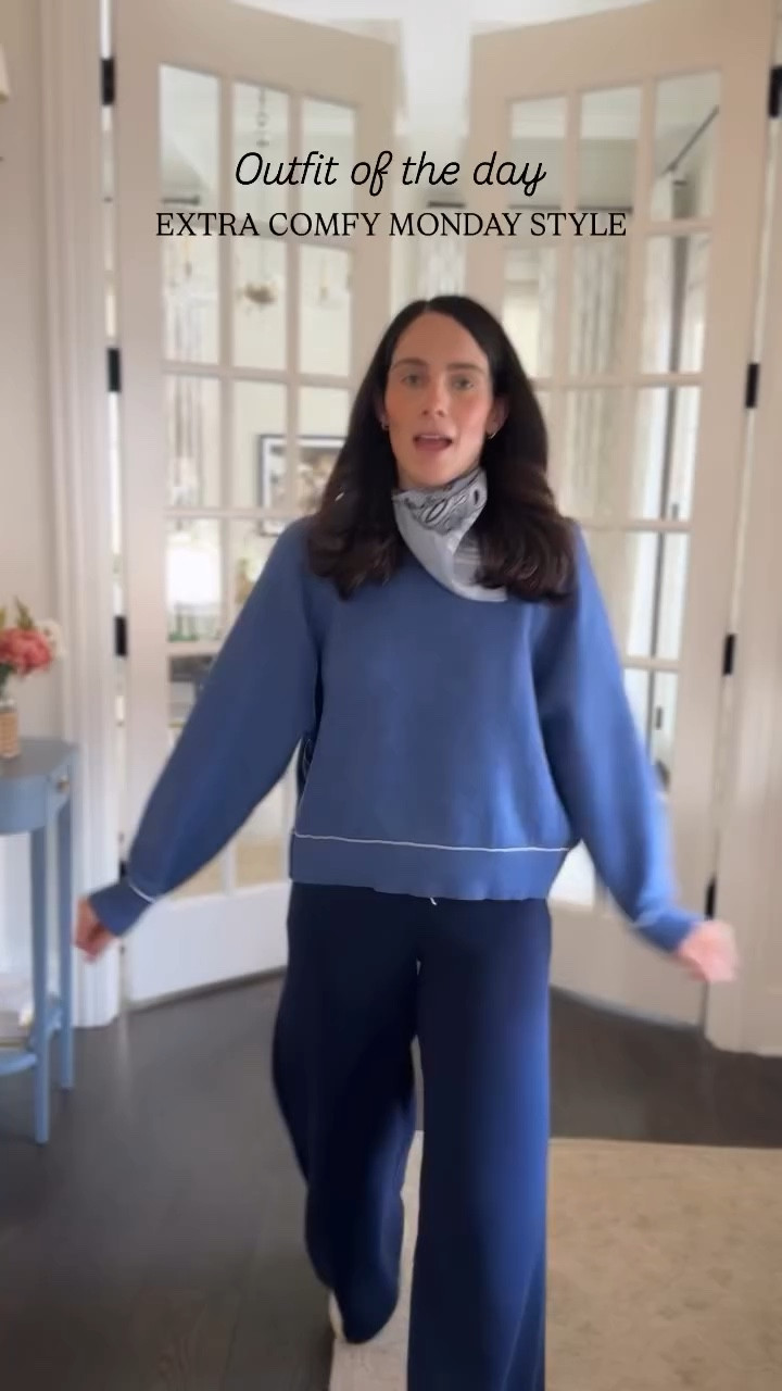 The only option for pants when your Monday starts at 4 AM are @spanx air essentials 😴

#spanxstyle #bandanascarf #casualstyle #momstyleblogger #momoutfit