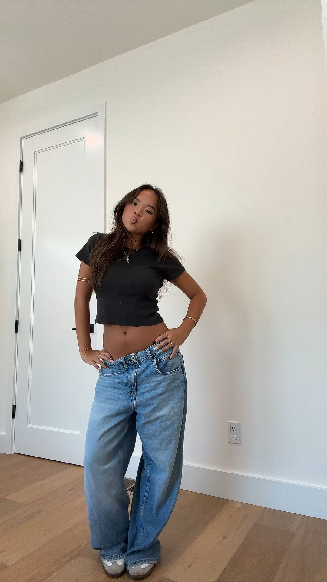 My absolute favorite jeans right now 
MAKE SURE YOU SIZE UP!!
I’m usually a size 24 but these are a 27 for a more lowrise fit 



#LTKSeasonal #LTKFindsUnder50 #LTKStyleTip