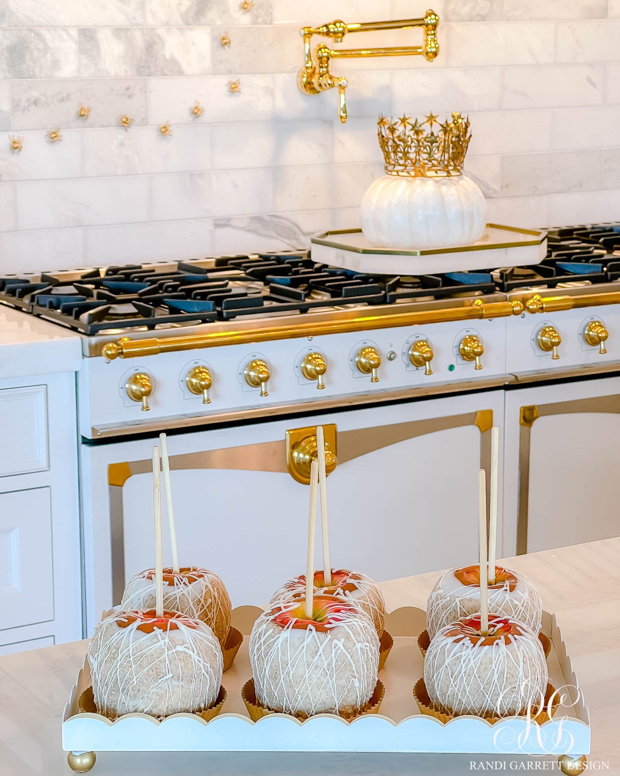 Everything you need to make the best caramel apples! Swipe left for the recipe! Xo