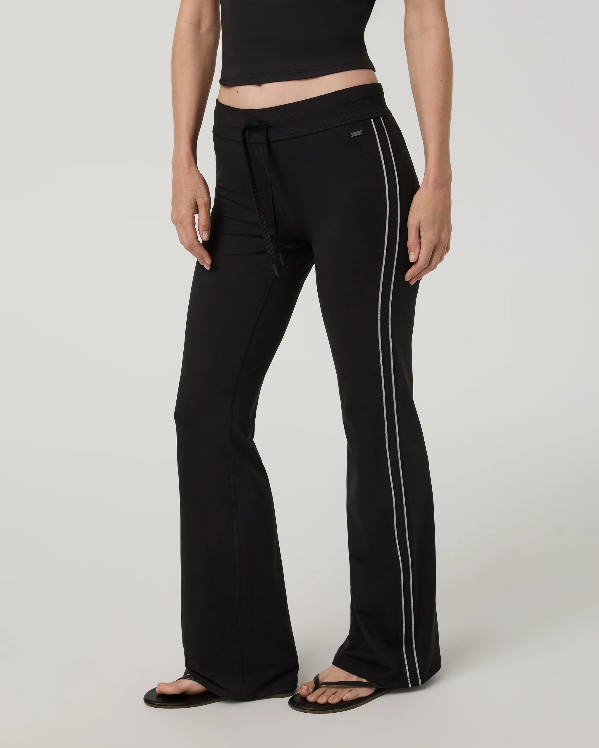 Halo Low Rise Slim Flare Retro Pant | Vuori Clothing (US & Canada)