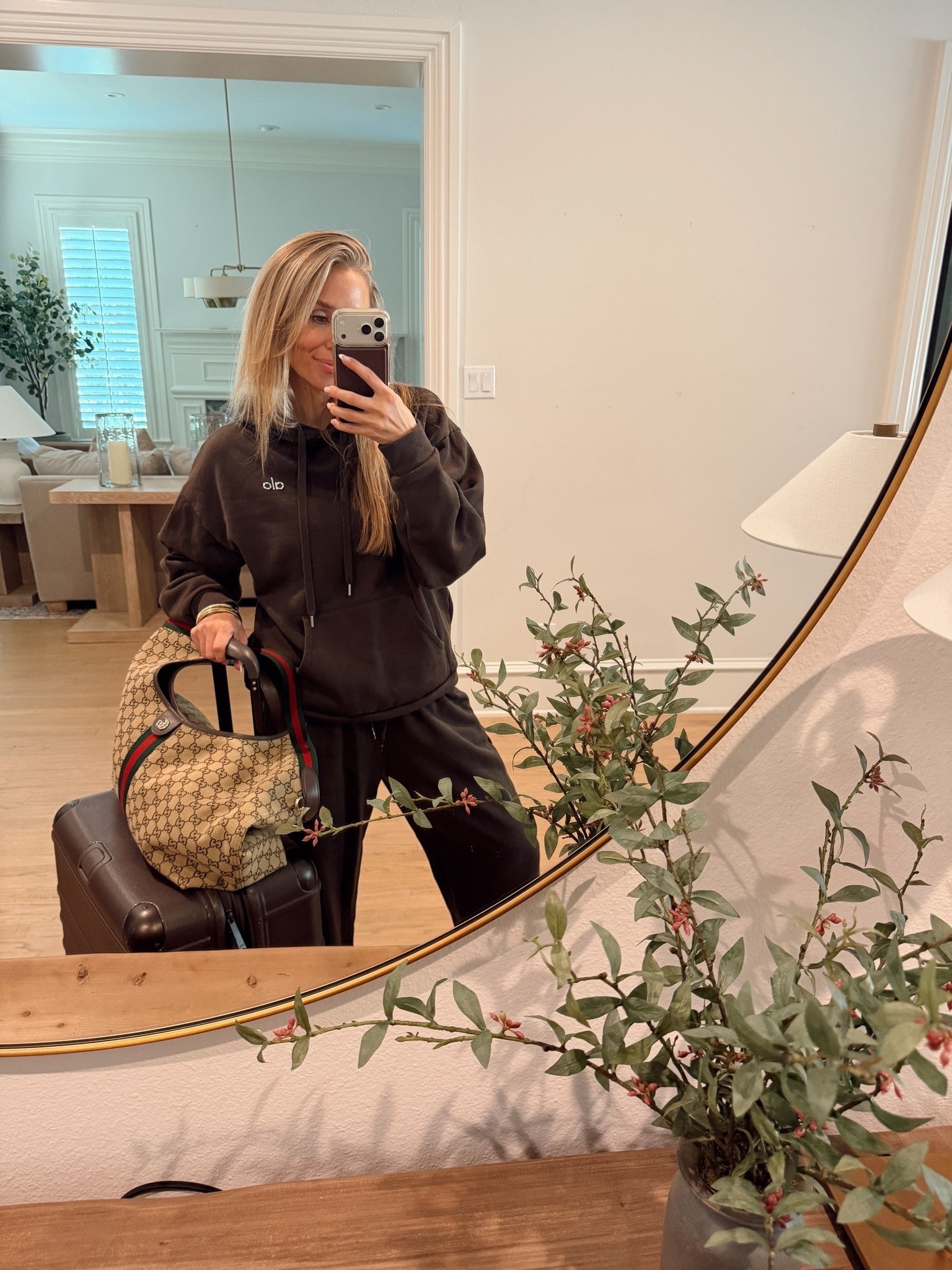 🤍Travel fit ✈️🤎
Heading to Meta Headquarters in San Francisco!! 

Size: M / went up 1 size for oversized, cozy fit.