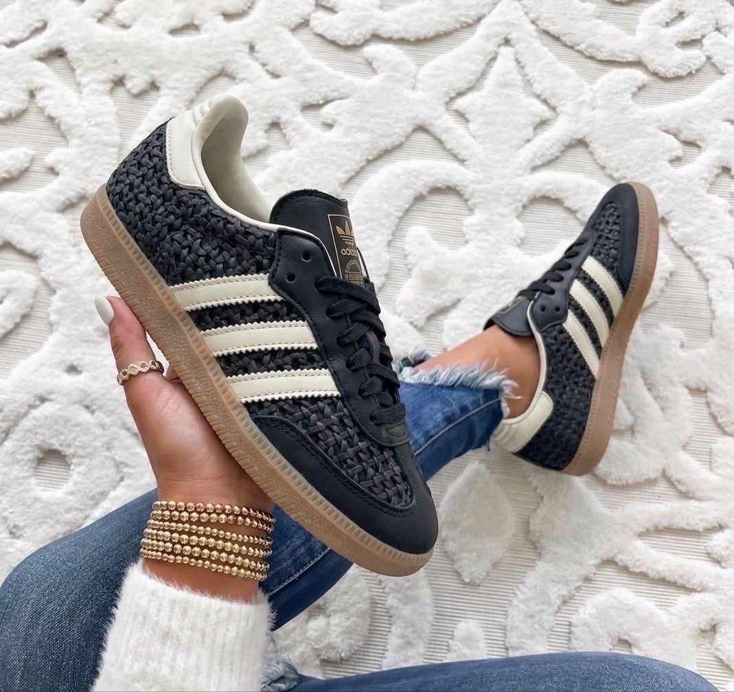 Samba og sneakers run a half size big. Core black / cream white / gold metallic