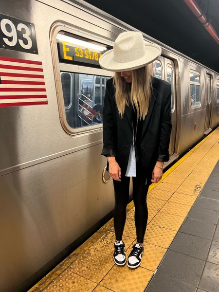 Oversized black blazer + black commando leggings  for the city 

#LTKstyletip #LTKtravel #LTKworkwear