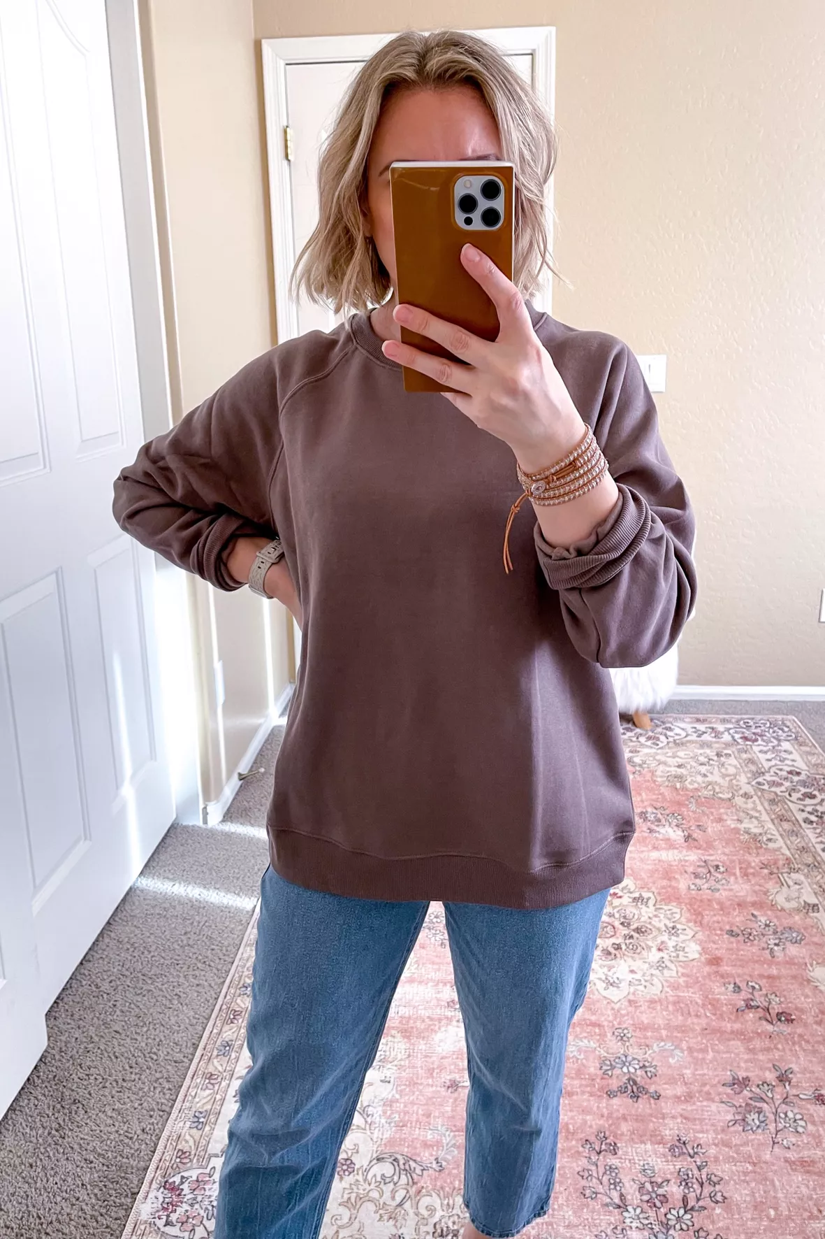 brown sweatshirt outfits