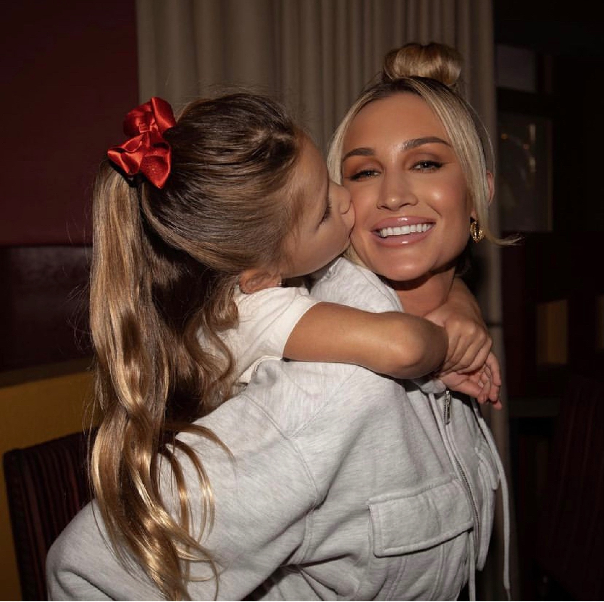 I love this girl. This cargo sweat set is so comfortable! 

comfy l sweatset l sweatshirt l zip up