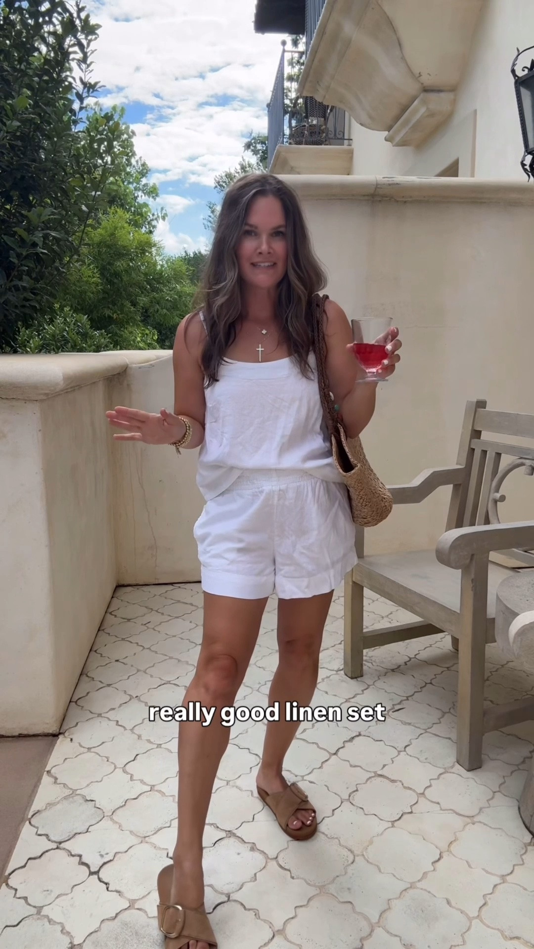You can never go wrong with an all-white outfit in summer ☀️
