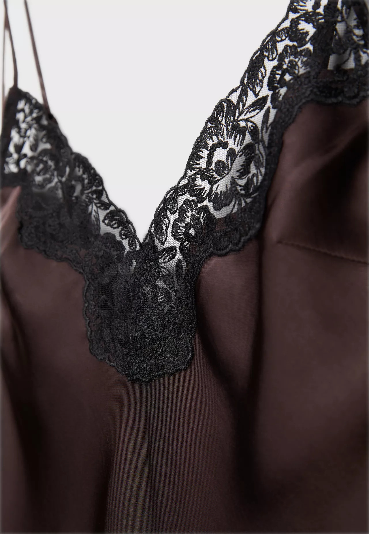 Satiniertes Dessouskleid - Mode f\u00fcr Damen | Stradivarius Deutschland | Stradivarius DE