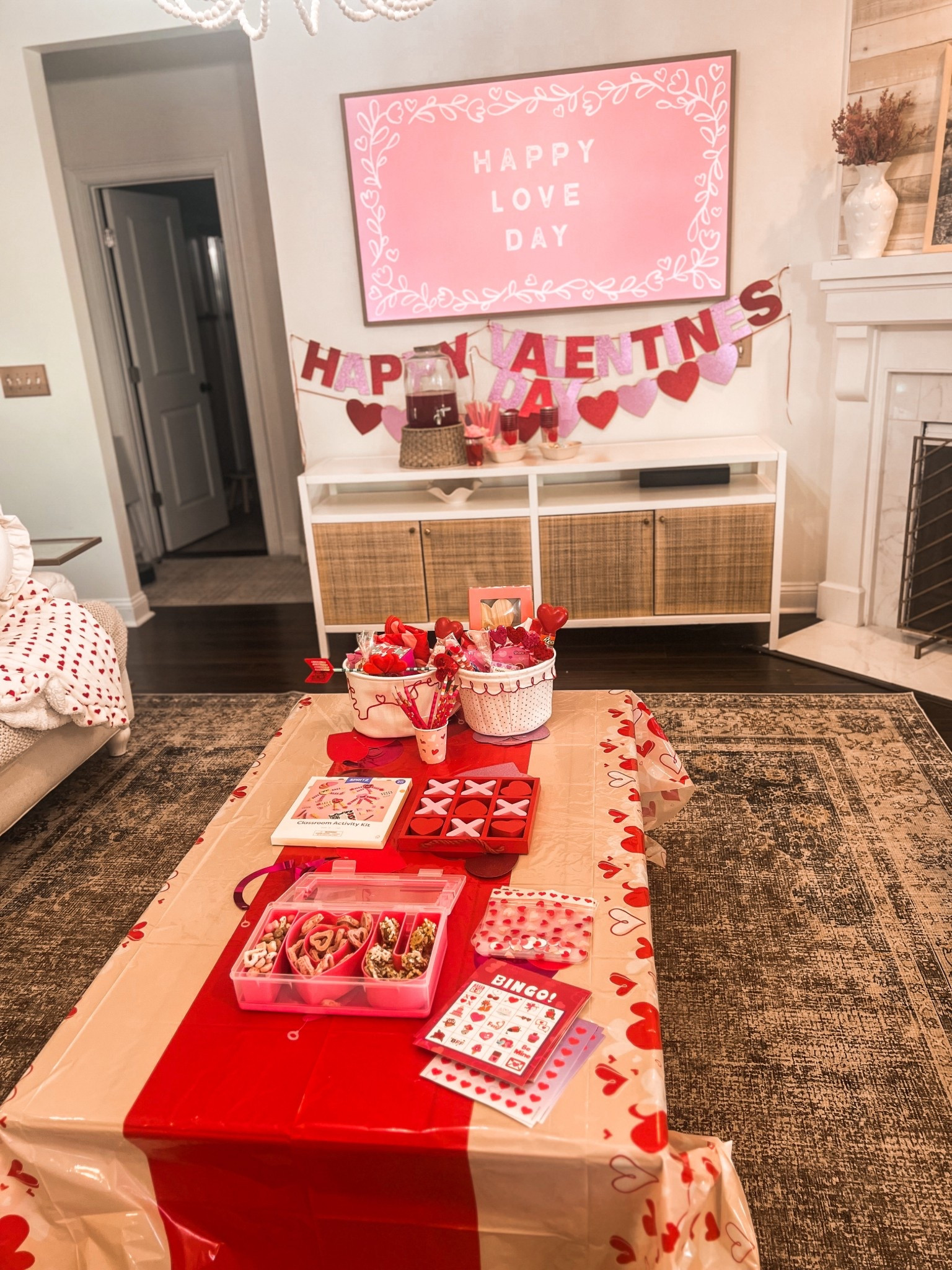 Valentines day kids party decorations 
Valentines day kids activities 