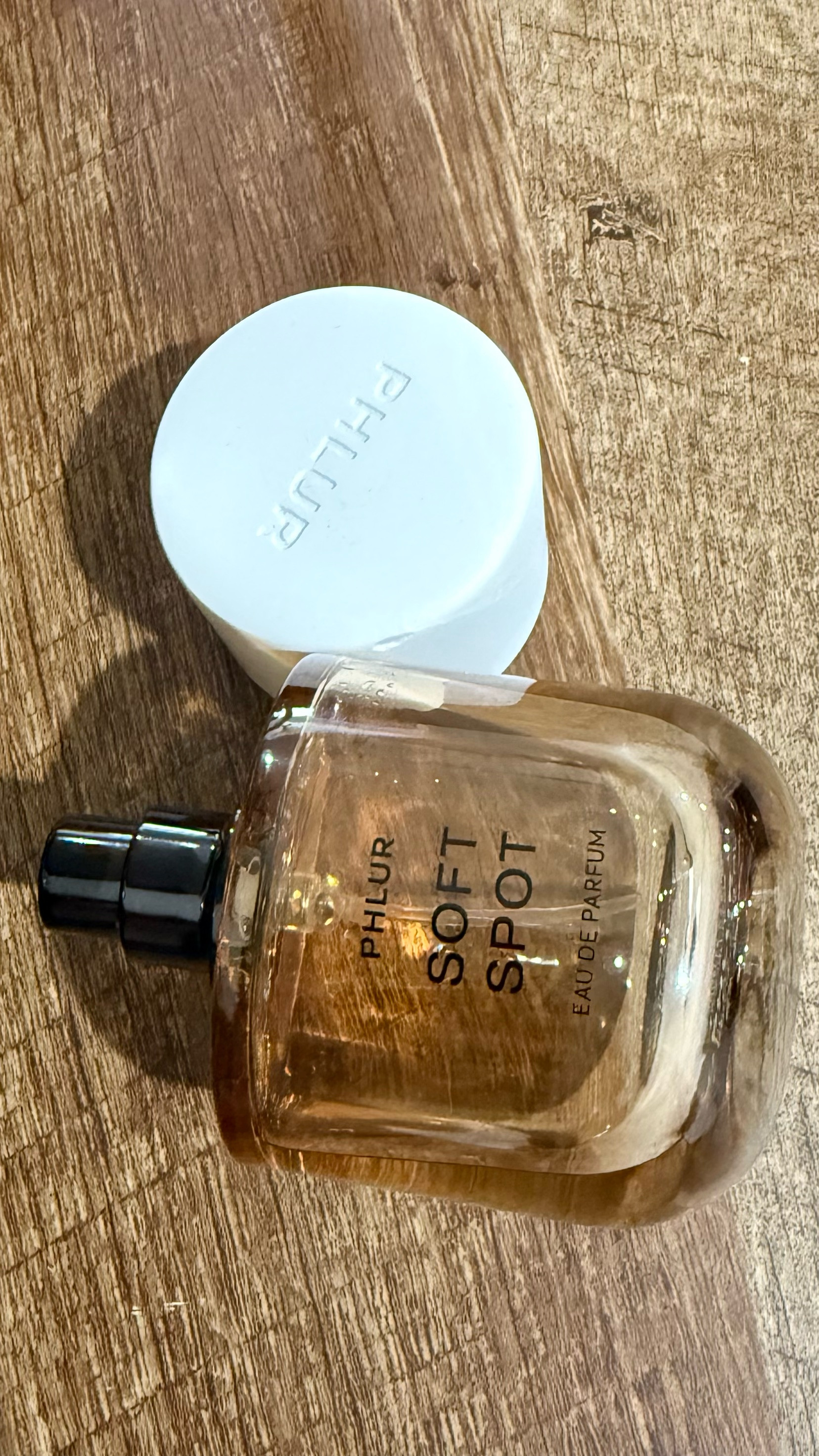 ✨Fragrance spotlight✨
This fragrance is just as it’s named. It’s soft, sensual, warm & inviting but not overpowering. I love this fragrance! Especially on days I feel my softest 🤎

Notes:
Top: Bergamot peel, mandarin & freesia 
Heart: Jasmine petals, waterlilly & vanilla orchid 
Base: Amber, sandalwood & musk