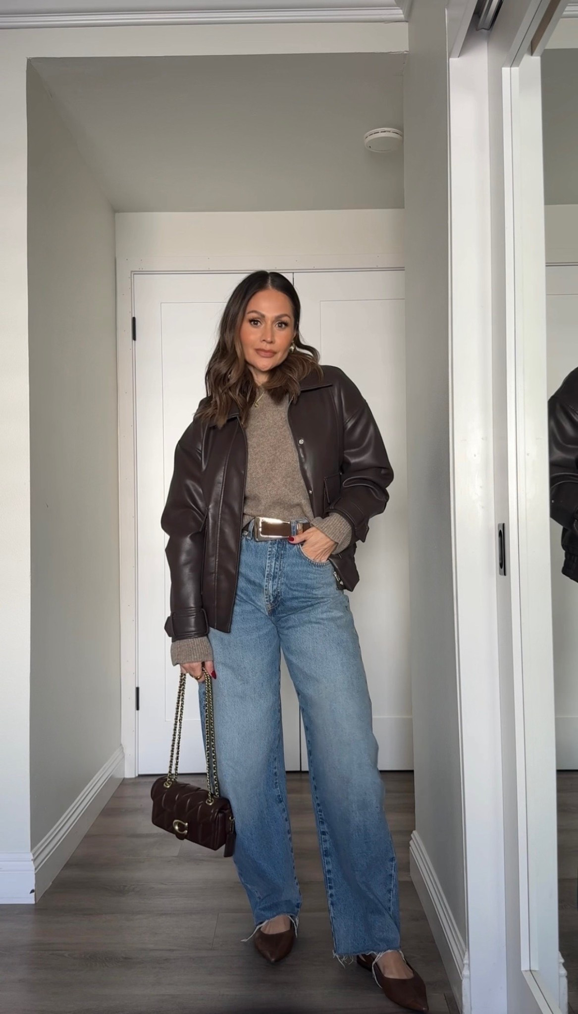 Casual look for everyday🤎 Barrel ankle jeans size 26/crewneck sweater small/Leather jacket small 

#LTKSeasonal #LTKHoliday #LTKGiftGuide