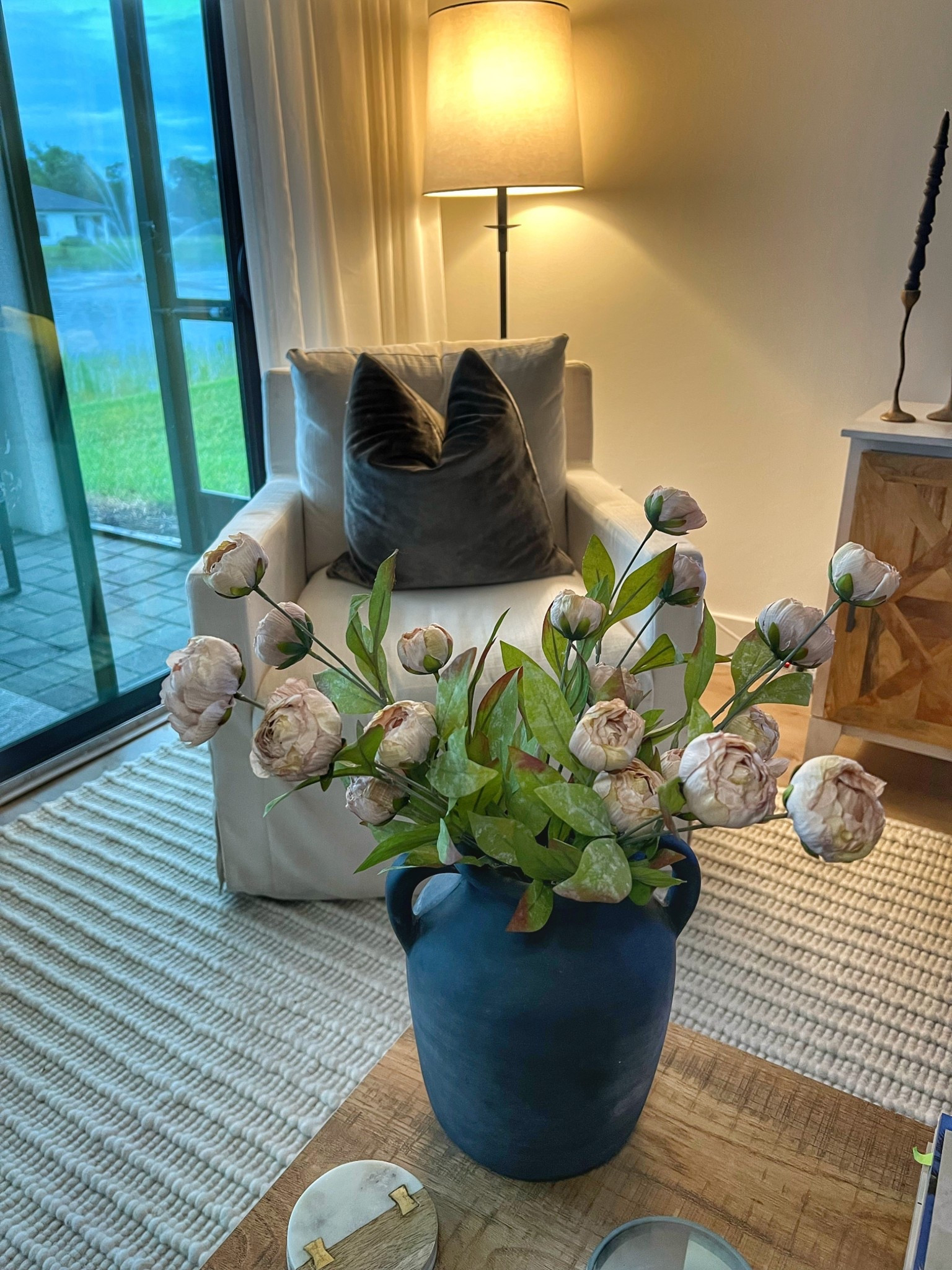 🌸 Viral home find! These tan peony stems from Michael’s look so real. Not your typical faux flowers. A neutral statement piece under $10 that keeps selling out fast! Styled in my black vase for a chic, timeless vibe. ✨ #neutralhomedecor #viralhomefind #michaelsfinds #affordablehomedecor

#LTKFindsUnder50 #LTKSeasonal #LTKHome