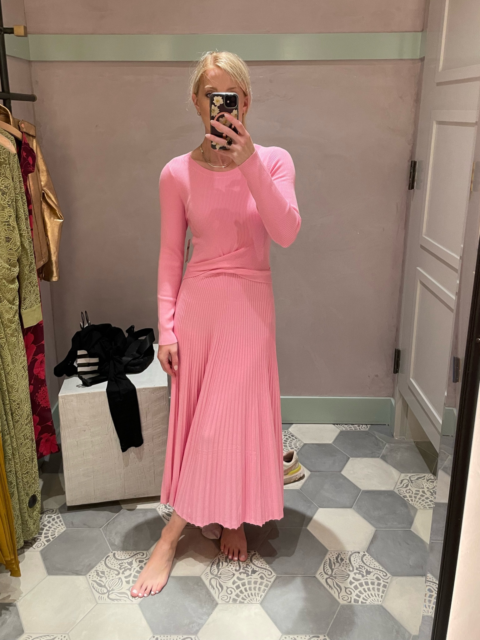 Saw this gorgeous + AMAZING quality pink sweater dress in Anthropologie today! Also comes in tan and a vibrant blue!  This would be beautiful for fall family photos or even would be pretty for ma

#dress 