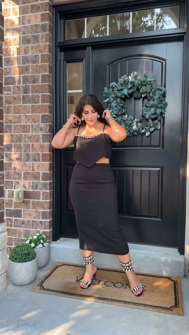 90% of my wardrobe is black, and I wouldn’t have it any other way 🖤! How stunning is this dress!!!! So flattering, simple, chic, and classy.💫💫
.
.
.
@likelynyc 
#likely #grwm#lbd#blackdress #glam #fashion #beauty #ootd #style #makeup #makeupaddict  #makeupgoals #fashionista #instafashion #fashioninspo #outfitinspiration #fashionphotography #stylegram #beautyguru #fashionlover