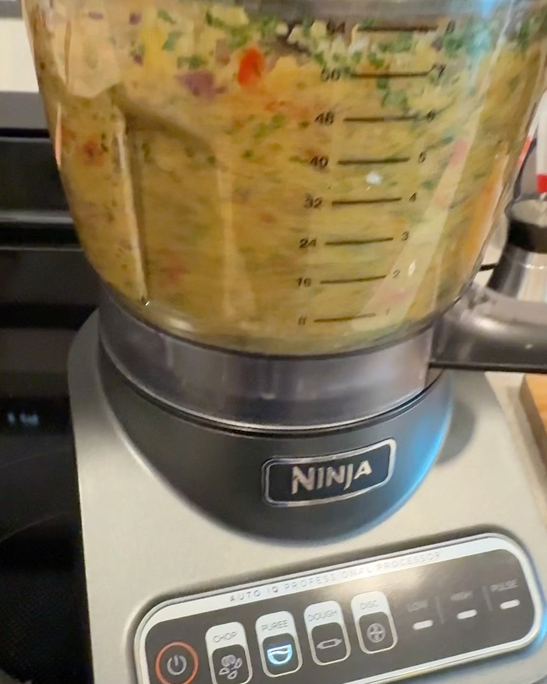  le pongo 👇🏼
1 cebolla morada
1 cebolla blanca
1/2 ají de cada color (❤️💚🧡💛)
1 puño de cilantro
1 puño de culantro
sazones en polvo 👇🏼
cúrcuma, paprika, pimienta negra, sal, comino, orégano, sazón completo (mínima cosa)
esto me da para dos envases del tamaño que muestro en el video

con esta Ninja puedo hacer un sin fin de cosas… es de las máquinas que tengo en casa que más uso 🥰 la tengo hace ya casi 5 años así que duradera también es! 

#LTKMostLoved #LTKHome #LTKFitness