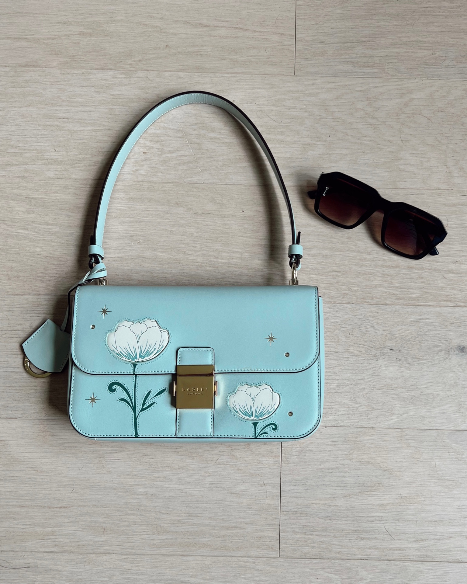 Cutest bag for summer!👛☀️💙 

Purse, radley London, handbag, summer bag, summer purse

#LTKStyleTip #LTKSeasonal #LTKItBag