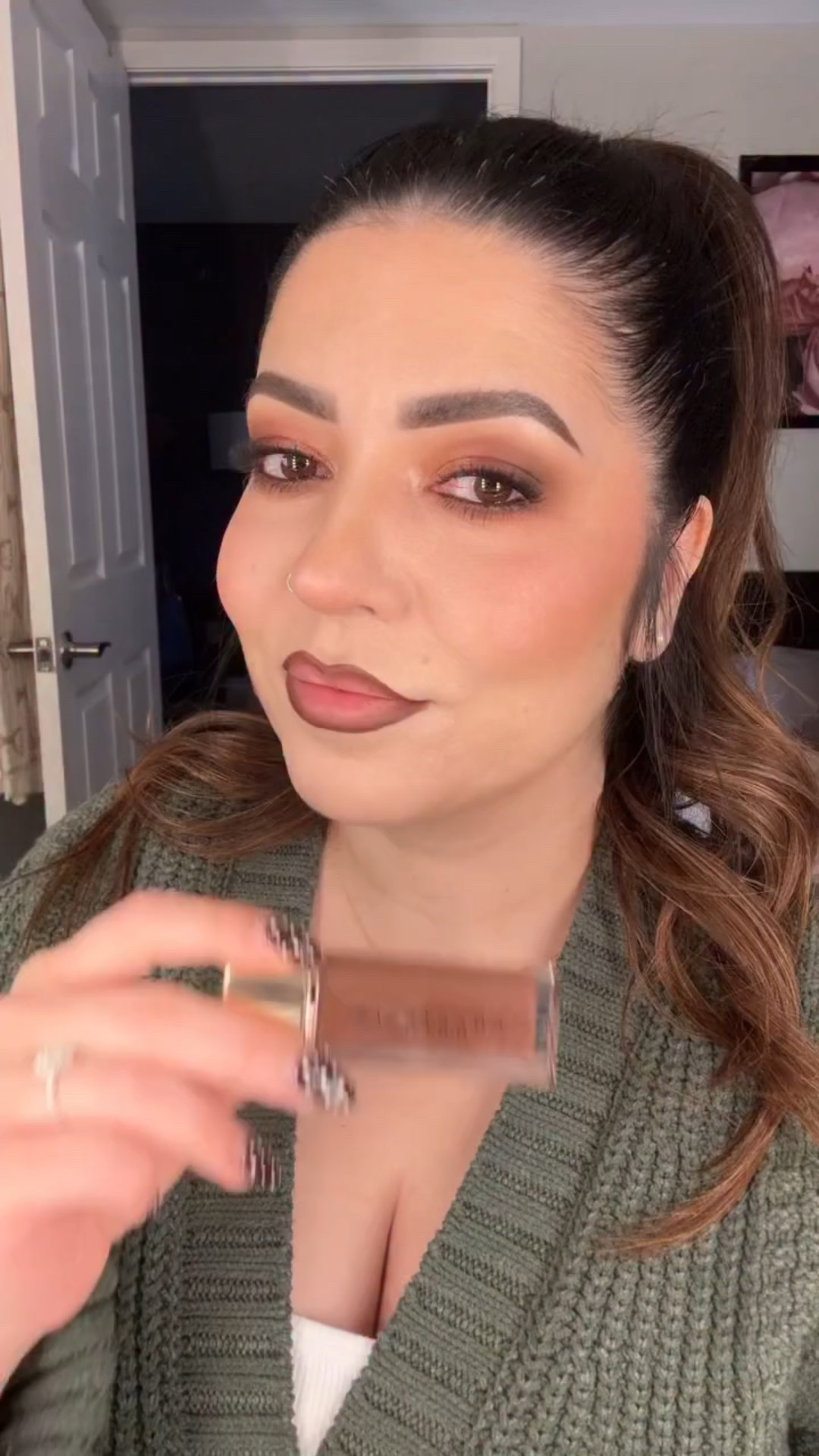 Such a cozy shade!🧺🧸🤎
I always seem to catch myself gravitating toward cool tones when the temp drops!❄️
Which do you prefer?

@anastasiabeverlyhills ‘cool brown’ lip velvet

paired with @makeupforever ‘limitless brown’ artist color pencil 

#fallvibes #lipcombo #cooltones #winter #cold #grwm #beautyinspo #beautycontent #beauty #makeuproutine #makeupproducts #beautyessentials #beautyobsessed #ugccontent #beautycommunity #beautyreview #makeupreviews #smallcreator #contentcreator #ugc #girlythings #sephora #sephorahaul #sephorafinds #makeup #explorepage #toronto #ugccommunity