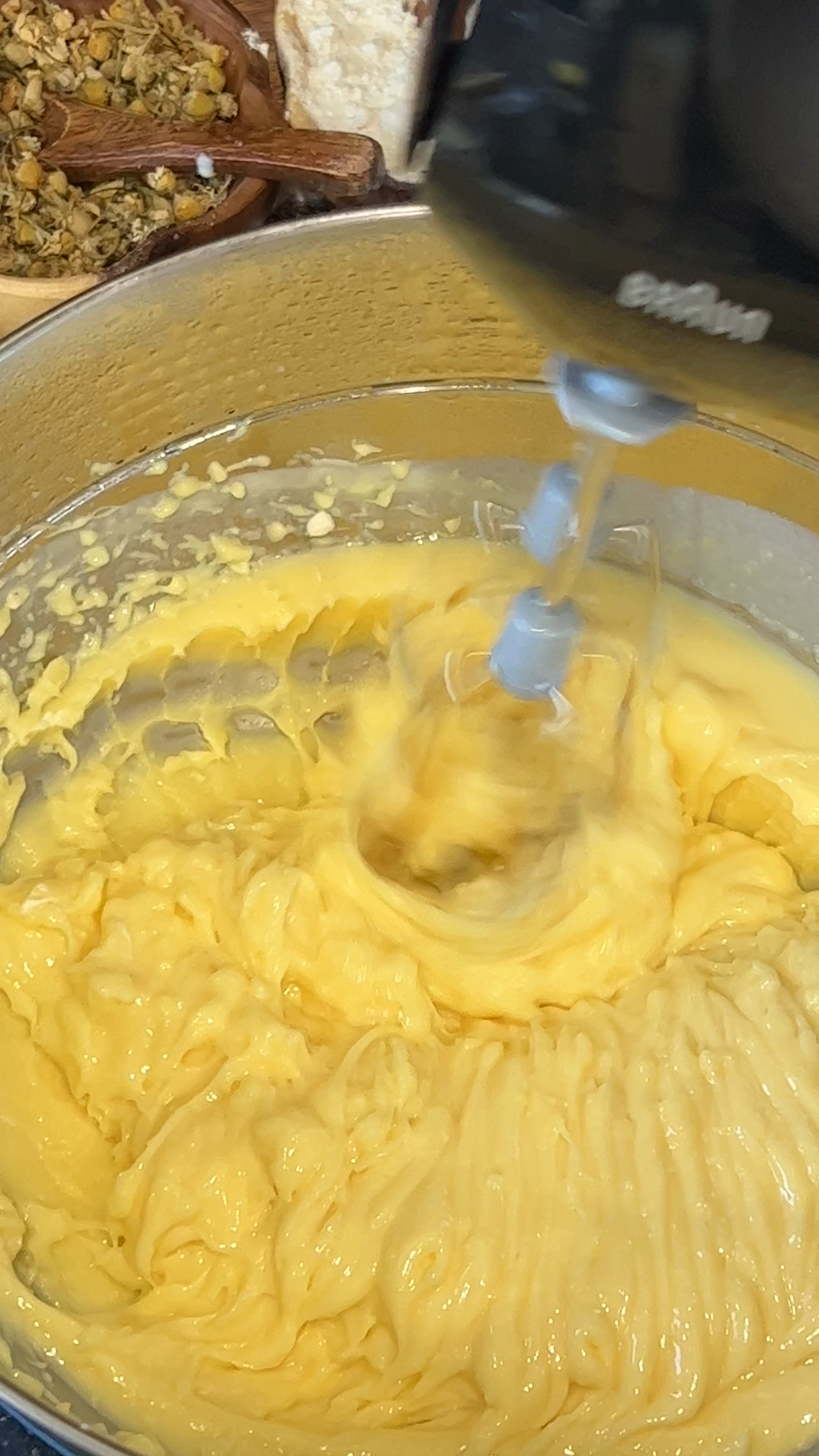 It’s not expensive and it works really well…let me introduce you to the Braun handheld mixer🤍🖤

#LTKSeasonal #LTKhome #LTKFind