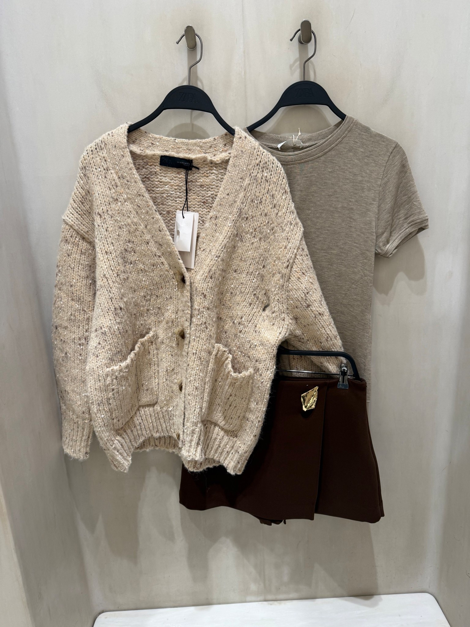 Oversized chunky knit cardigan styling🐻
Tags: new in Zara beige specked neutral tshirt brown skirt skort with gold detail fashion autumn inspo outfit ideas style with knee high boots transitional inspo capsule wardrobe basics office work wear city break 

#LTKstyletip #LTKautumn
