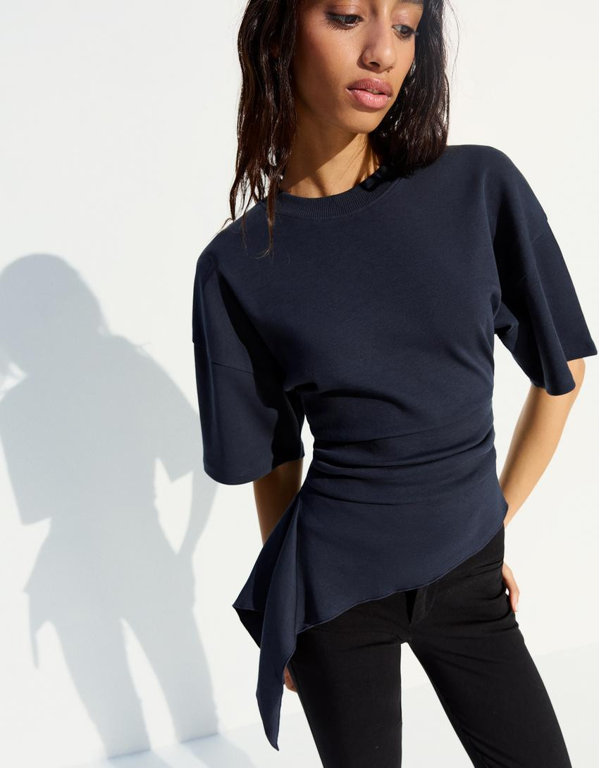 T-Shirt mit kurzen Ärmeln und Raffungen | Bershka DE