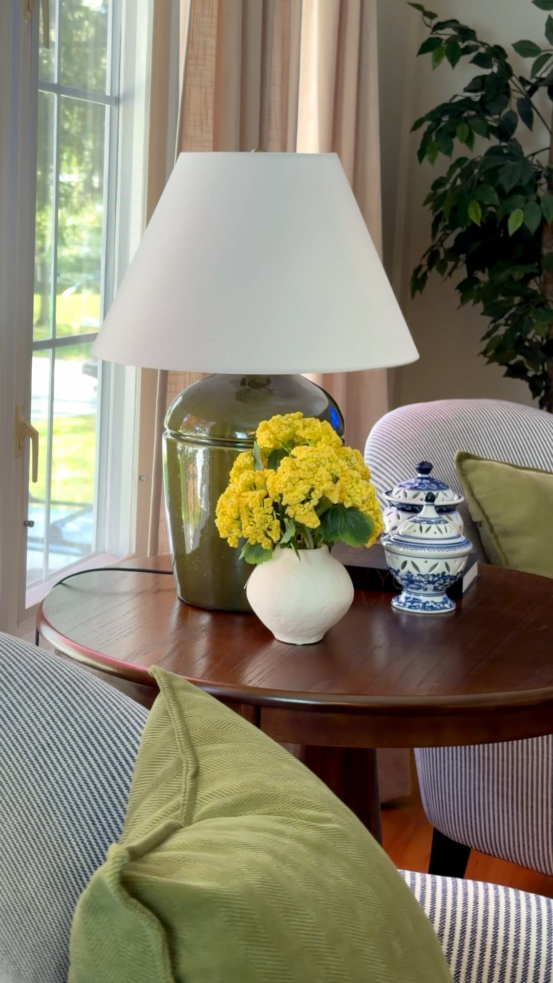 Atemporal, relajante, con carisma con carácter ! Así es ahora es sala. Puedes ver todo el vídeo completo en mi canal de YouTube: CarolaMM 

.

#LTKvlog #LTKSeasonal #LTKHome