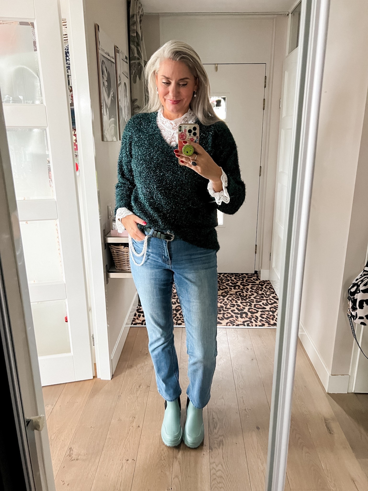 OOTD - Zaterdag. Een teal groen glinsterende trui (LTS vorig jaar), kanten top (XL), stretch jeans (maat 40, zelf korter laten maken), parel accessoires aan jeans, regenlaarzen want ik ging met de hond wandelen. 



#LTKover50style #LTKeurope #LTKwinter