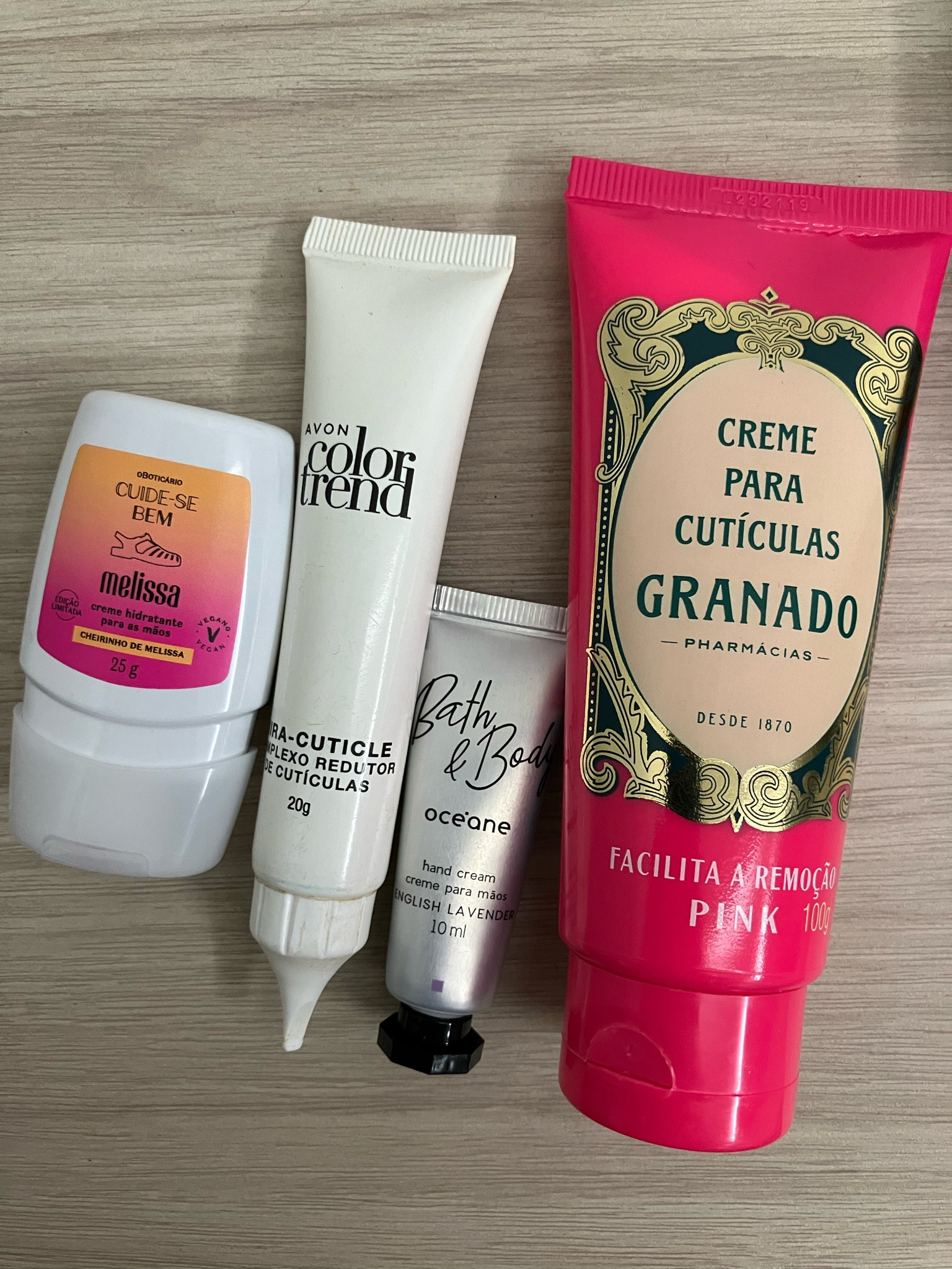 Oi pessoal
Vim compartilhar hoje os meus preferidos de cuidados com a mão

1) Hidratante Melissa e O Boticário. Gente, eu tô viciada nesse cheiro. Eu deixo ele na minha mesa de trabalho em casa. Virou meu queridinho.
2) Mira cuticle AVON. Esse redutor de cutícula está comigo há tanto tempo que eu nem sei mais. Ele é perfeito, tenho em casa e na minha necessaire.
3) Creme para mão OCEANE. Eu deixo esse na minha necessárie, como é pequeno não ocupa espaço.
4) Creme para cutículas GRANADO. Eu sou uma apaixonada por cuidar da cutícula, ne? Ele hidrata bem e ajuda para não levantar aquelas pelinhas.

E vocês, qual é o seu produtinho de cuidado com as mãos preferido?

#LTKbeauty #LTKfindsunder50 #LTKbrasil