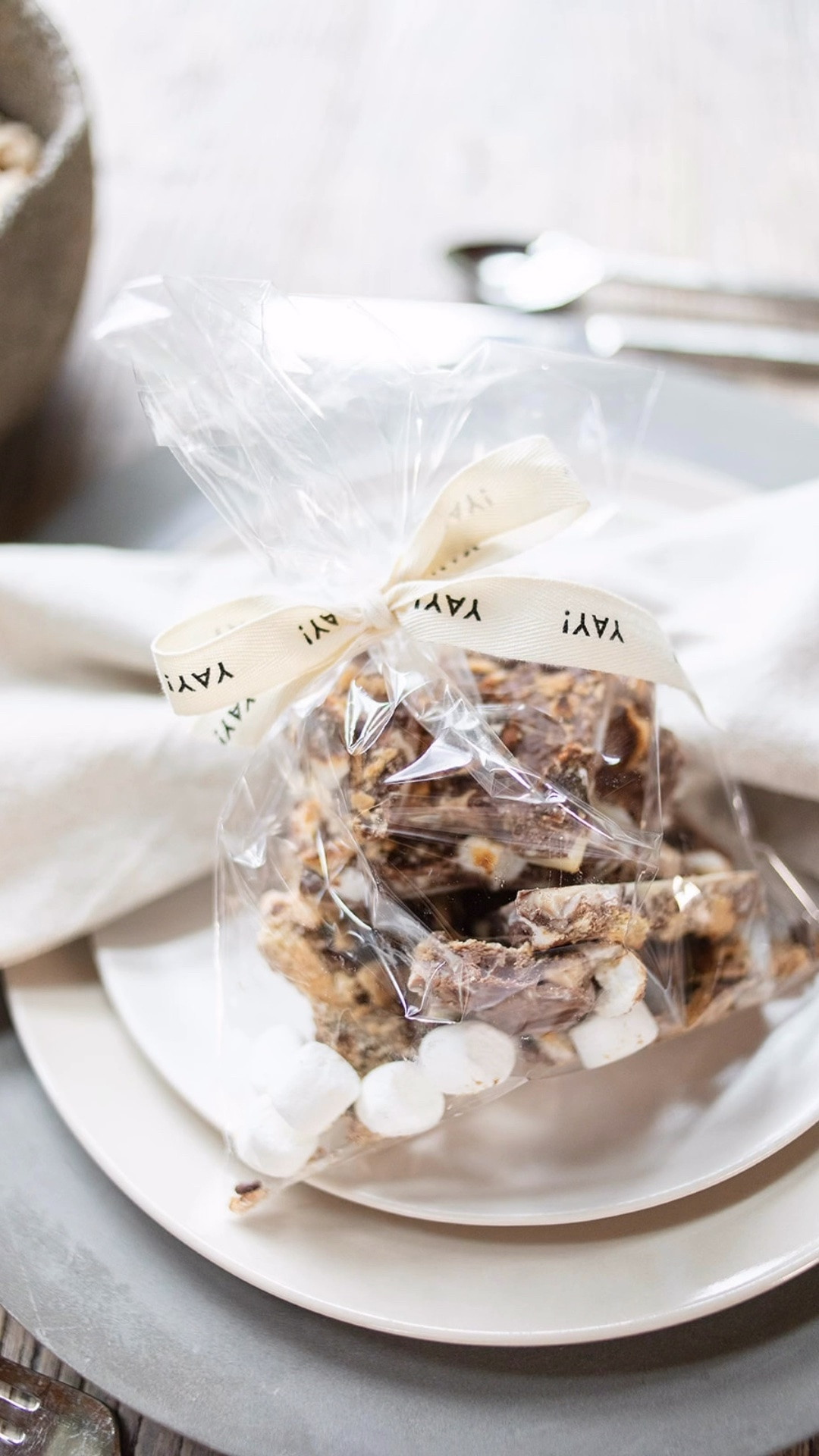 Easy Summer S’mores Bark Recipe

This easy summer s’mores bark is one of my favorite no-bake desserts for parties, BBQs, lake days, and summer gatherings. Made with swirled milk, dark, and white chocolate, then topped with graham crackers, mini marshmallows, Heath pieces, Reese’s cups, and sprinkles. Shop the tools, ingredients, and gift packaging I used to make this fun summer treat.

#LTKfoodie #LTKHome #LTKSeasonal