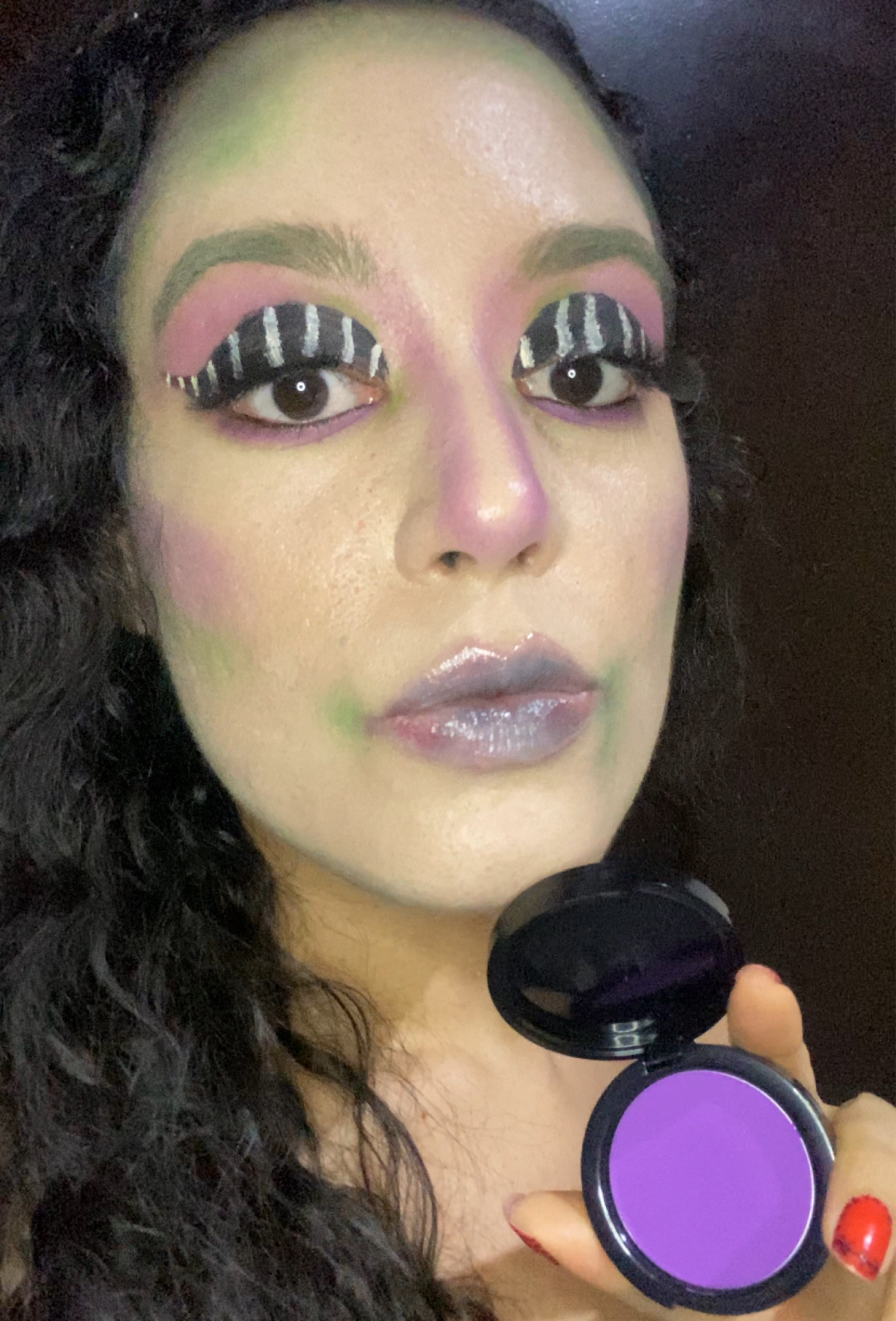 Beetlejuice makeup com BT velvet black, off white, BT magic gloss e BT purple powder #sephora #btvelvet #btpurplepowder #halloweenmakeup #linhabrunatavares #brunatavares #maquiagemprofissional #halloweencostume #makeupartist

#LTKHalloween #LTKbrasil #LTKbeauty