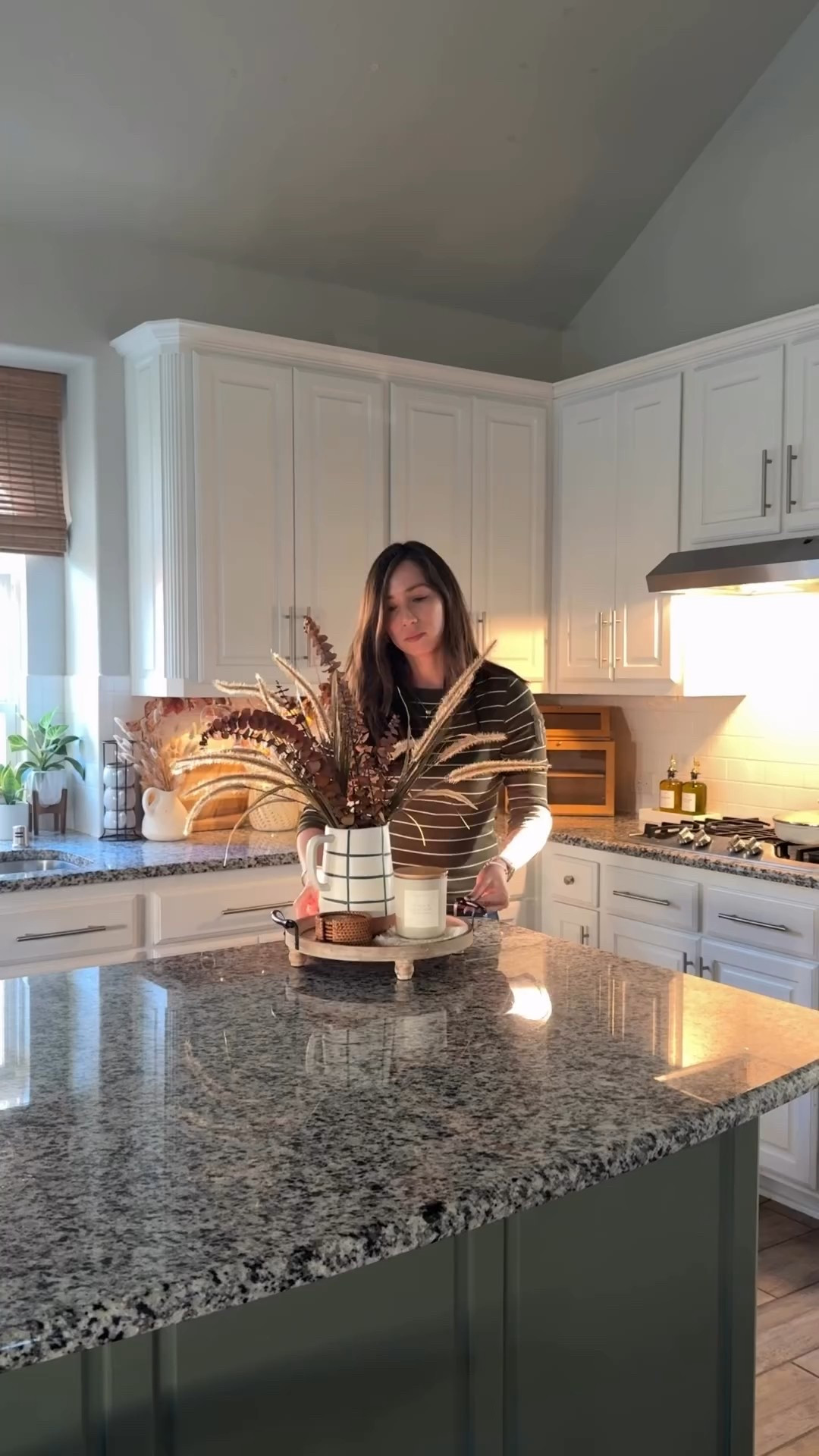 Otoño en casa 🍂🍁 días lentos, más relajados, acogedores, una calma que llena de paz, preparando la llegada del fin de año. Una candela, un café y una manta en el sillón, abrazos y risas, momentos para reflexionar y dar gracias 🙏🏻 

Que es lo que más te gusta del Otoño? 🍁 

#homedecor #home #homeinspo #fall #fallhomedecor #falldecor #autumn #autumnvibes🍁 #latinacontentcreator #latinaenusa #hometours #housetours #kitchen #livingroom #bedroom Dallas Texas Content Creator