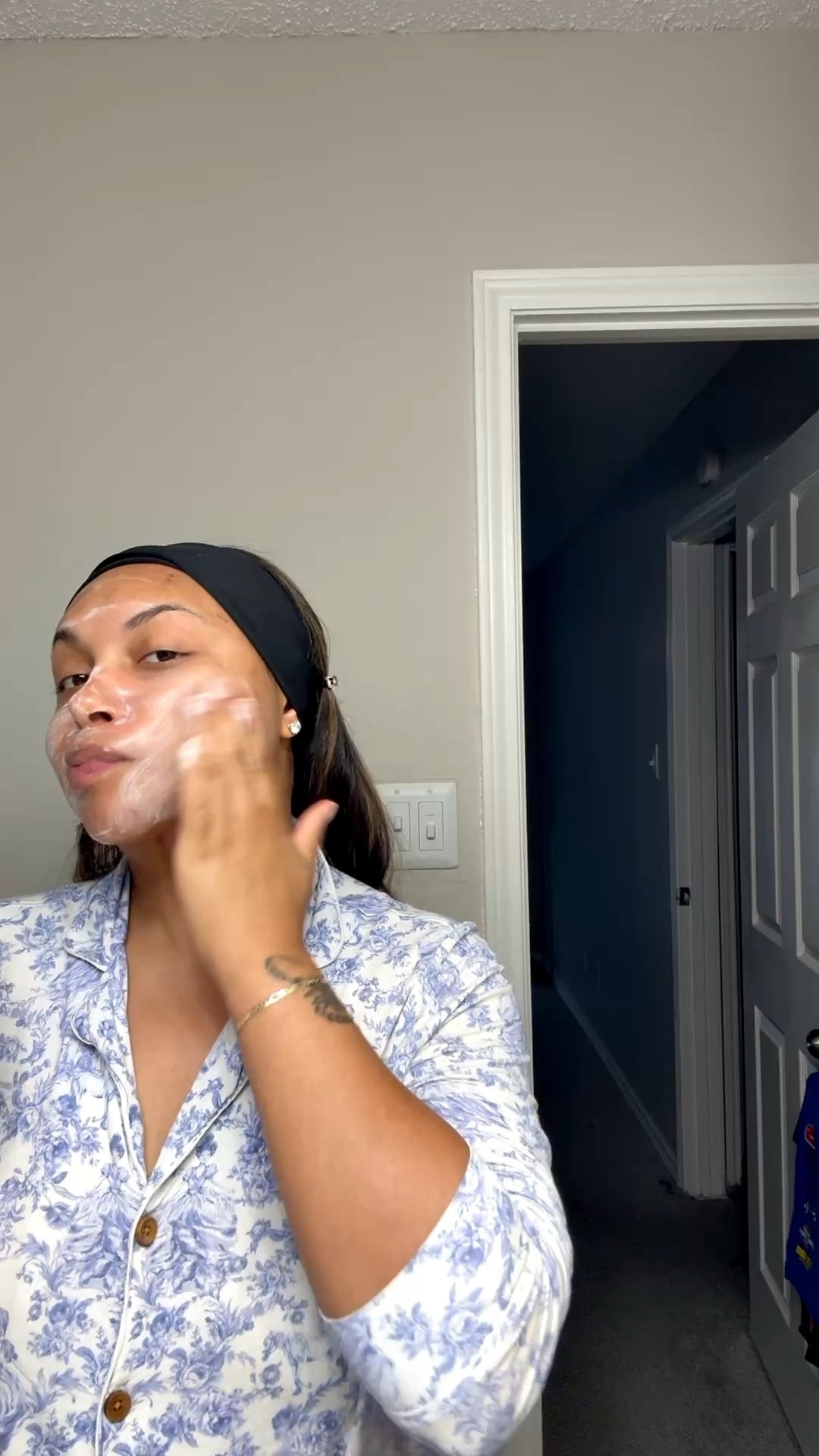 how i fixed my skin barrier 🤍✨
keeping it simple, gentle, and CLEAN. switching to single-use face towels was a game changer for my sensitive skin—less irritation, less bacteria, more healing.