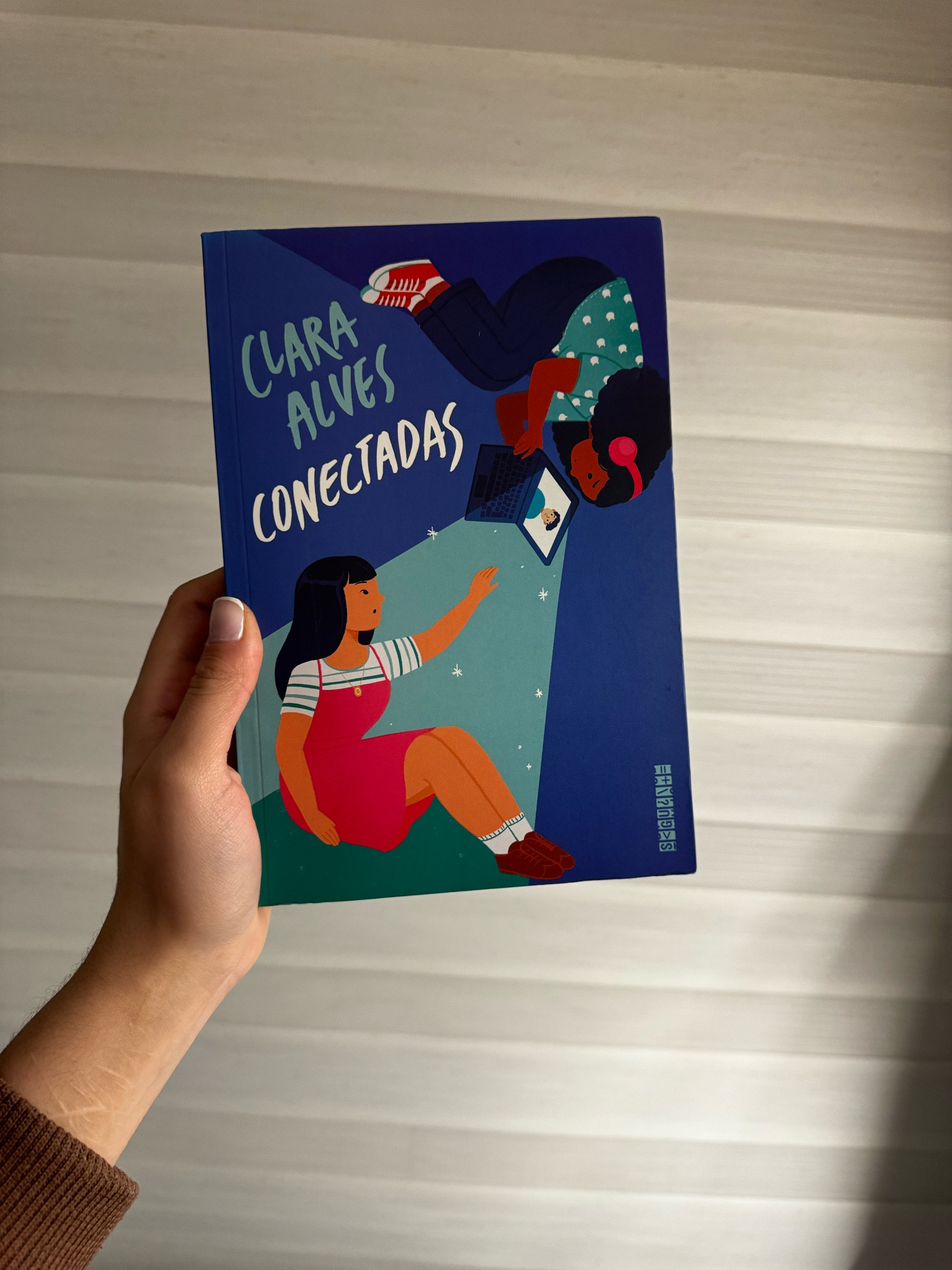 Conectadas - Clara Alves - 320 páginas 

Avaliação: ainda não tive tempo de ler, mas estou animada!  

Livro nacional!! Quem quiser apoiar uma autora nacional, recomendo! 

SINOPSE 
“Raíssa e Ayla se conheceram jogando Feéricos, um dos games mais populares do momento, e não se desgrudaram mais ― pelo menos virtualmente. Ayla sente que, com Raíssa, finalmente pode ser ela mesma. Raíssa, por sua vez, encontra em Ayla uma conexão que nunca teve com ninguém. Só tem um “pequeno” problema: Raíssa joga com um avatar masculino, então Ayla não sabe que está conversando com outra menina. 
Quanto mais as duas se envolvem, mais culpa Raíssa sente. Só que ela não está pronta para se assumir ― muito menos para perder a garota que ama. Então só vai levando a mentira adiante… Afinal, qual é a chance de as duas se conhecerem pessoalmente, morando em cidades diferentes? Bem alta, já que foi anunciada a primeira feira de Feéricos em São Paulo, o evento perfeito para esse encontro acontecer.”

#LTKover50style #LTKstyletip #LTKgiftguide