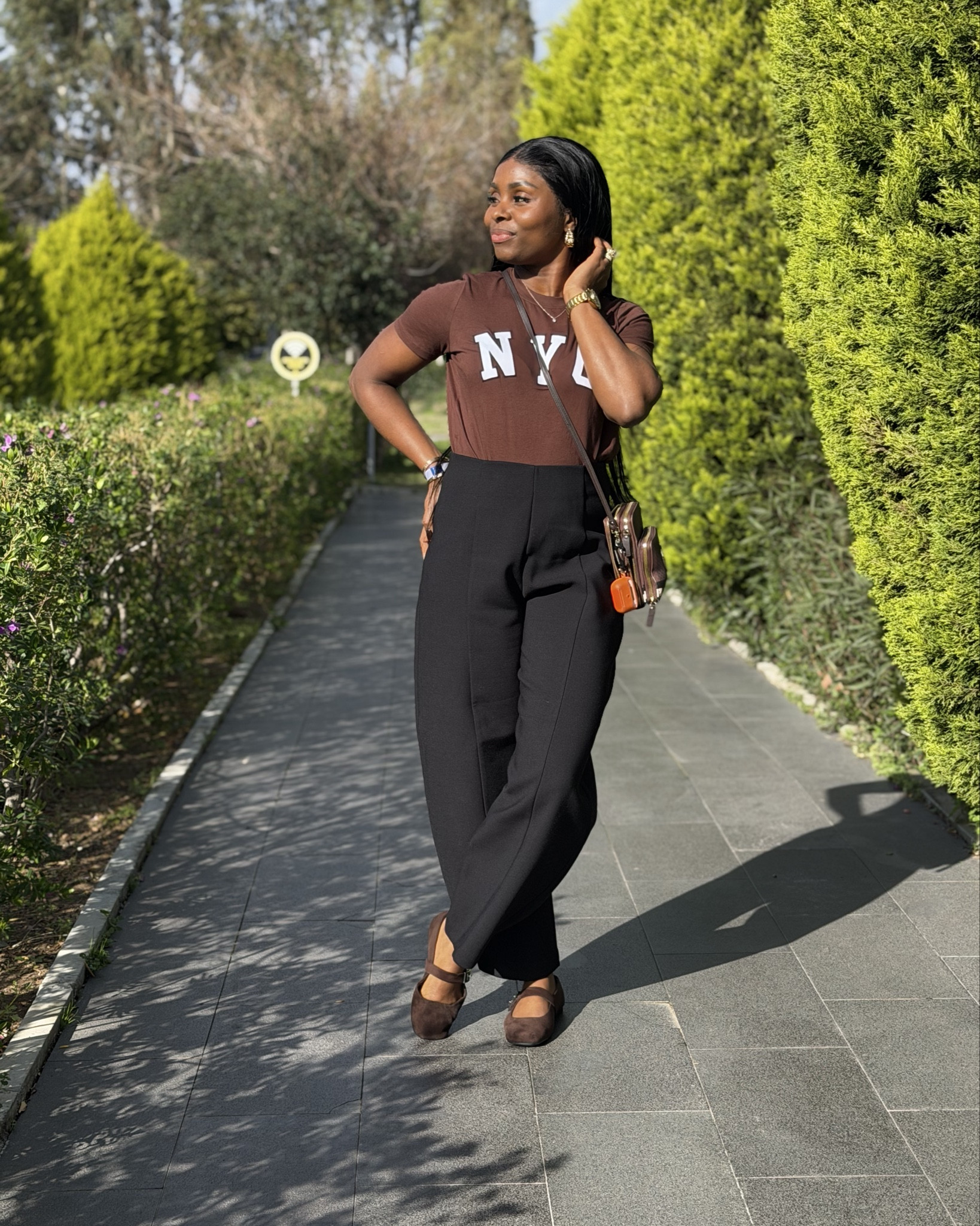 Effortless everyday chic 🤎
Brown tee + tailored black trousers = simple but powerful.

This is one of those looks that does the talking without doing too much ✨
Perfect for travel days, coffee runs or casual meetings.

Everything is linked on my LTK 🤍
Shop the full look via the link in bio.

#LTKStyle #EverydayChic #NeutralStyle #MinimalFashion #ClassicWithATwi

#LTKuk
