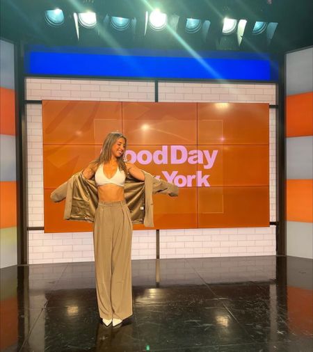 GMA NEW YORK Press Tour Fit☀️🍎

The color I have doesn’t seem to be on the site anymore 😭 but linked the other amazing colors!! 

Bra is CSB Active! 
Blazer & Pants are MESHKI

#LTKworkwear #LTKunder100 #LTKunder50