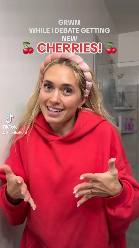 GRWM 🍒
Hoodie is from @akimboclub ❤️

#LTKVideo #LTKbeauty #LTKfindsunder100