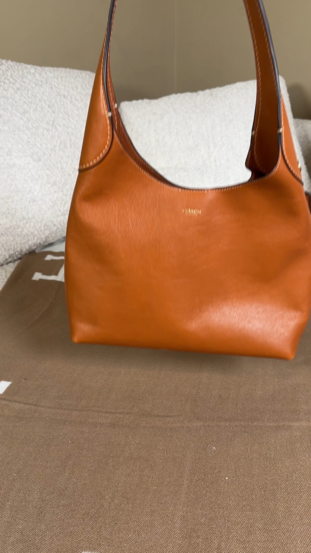 What fits in a Coach Brooklyn 28 🧡 Comment SHOP & I’ll dm you the links 🧡

Brooklyn 28 bag insert
Purse light
Jelly cat inspired coffee bean bag charm
Leather latte bag charm
Twilly


#LTKootd #LTKdayinmylife #LTKNYFW