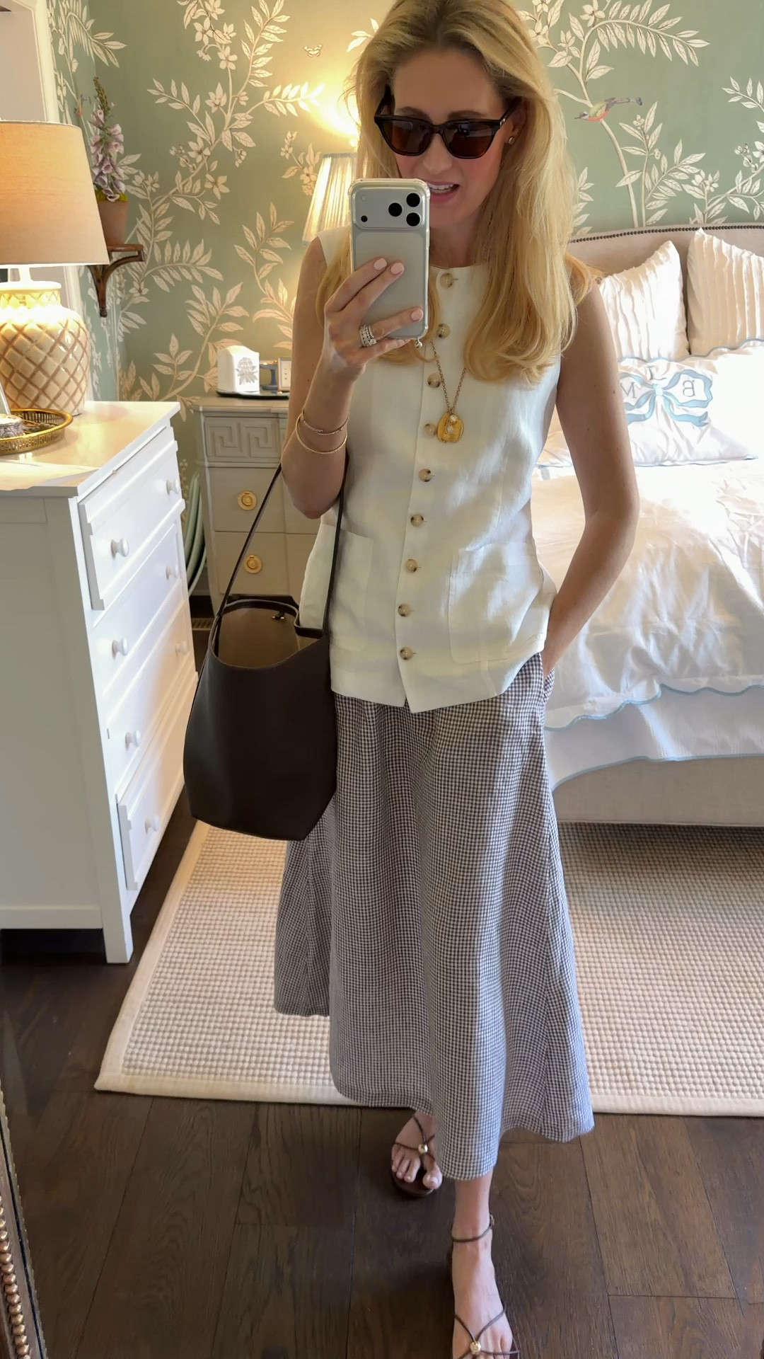 Ready for an Italian Summer in these @Quince linen pieces! These chocolate brown gingham pieces are so good! @onequince #QuincePartner 

I’m wearing a size small in both of these pieces! In the top, I maybe could have done an XS! 