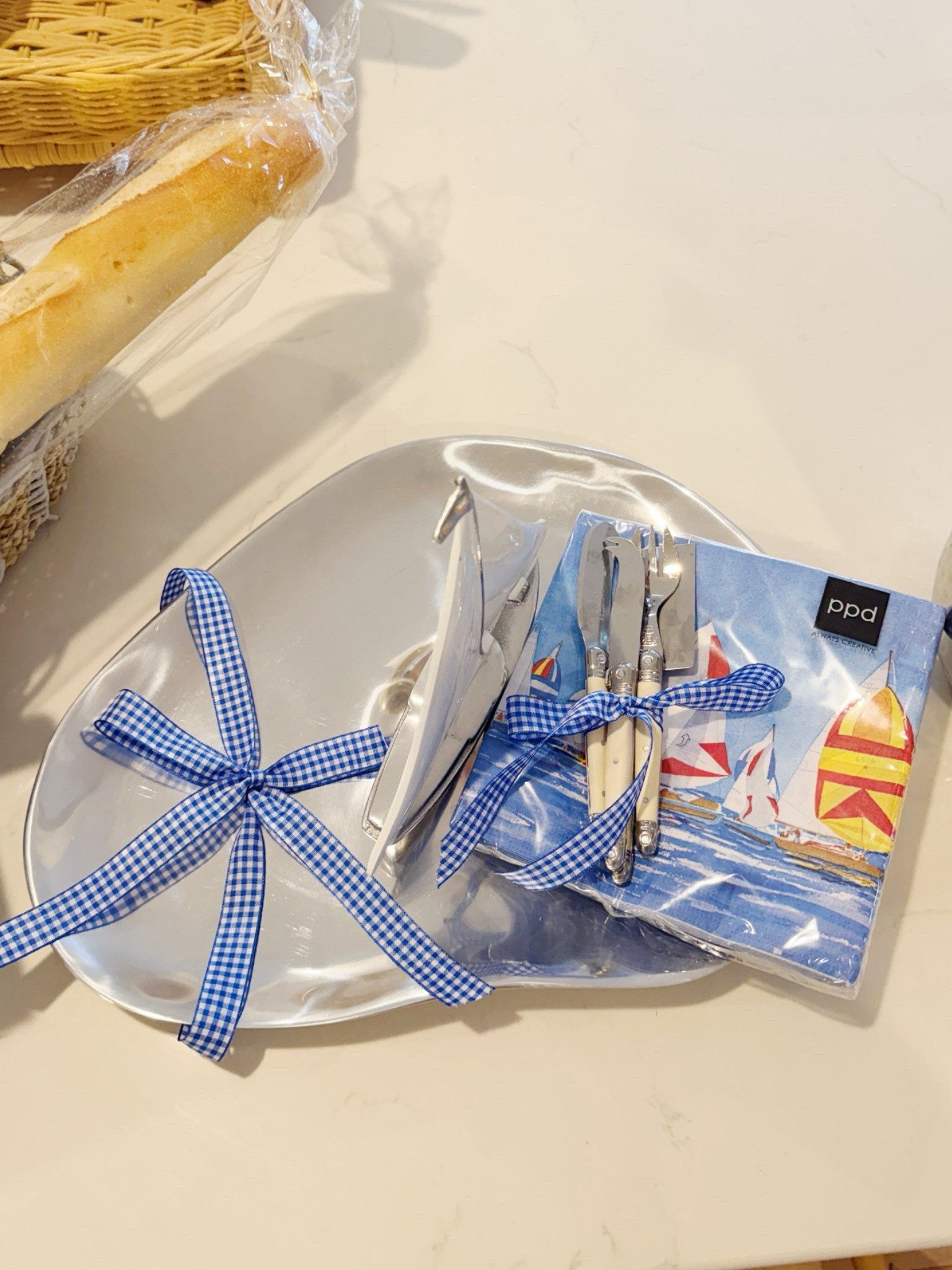 Lovely little gift to give friends for the summer! Mariposa silver sailboat tray with coordinating cocktail napkins and cocktail knives! ￼