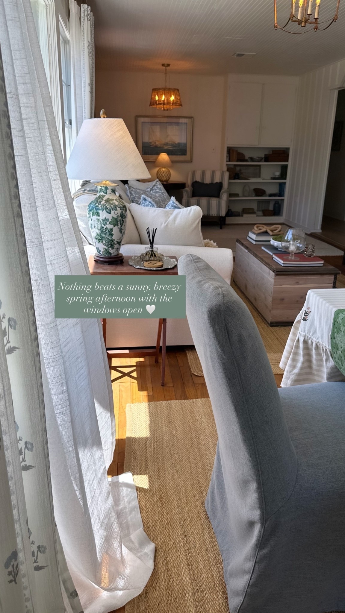 Nothing beats a sunny, breezy spring afternoon with the windows open 🤍
@alicelanehome 
@lavantcollective 

#LTKHome #LTKdayinmylife #LTKSaleAlert